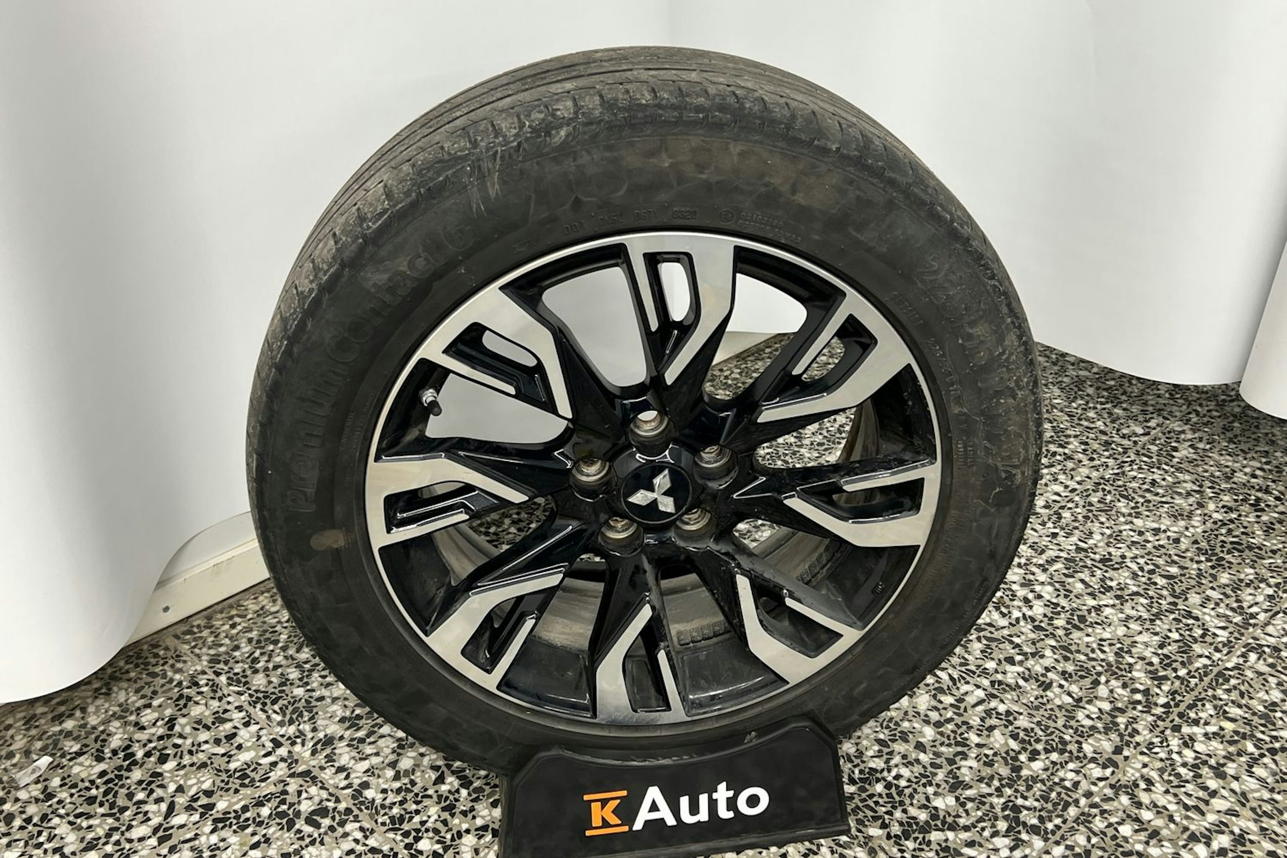 Musta Mitsubishi Outlander PHEV 2016 kuva 13.