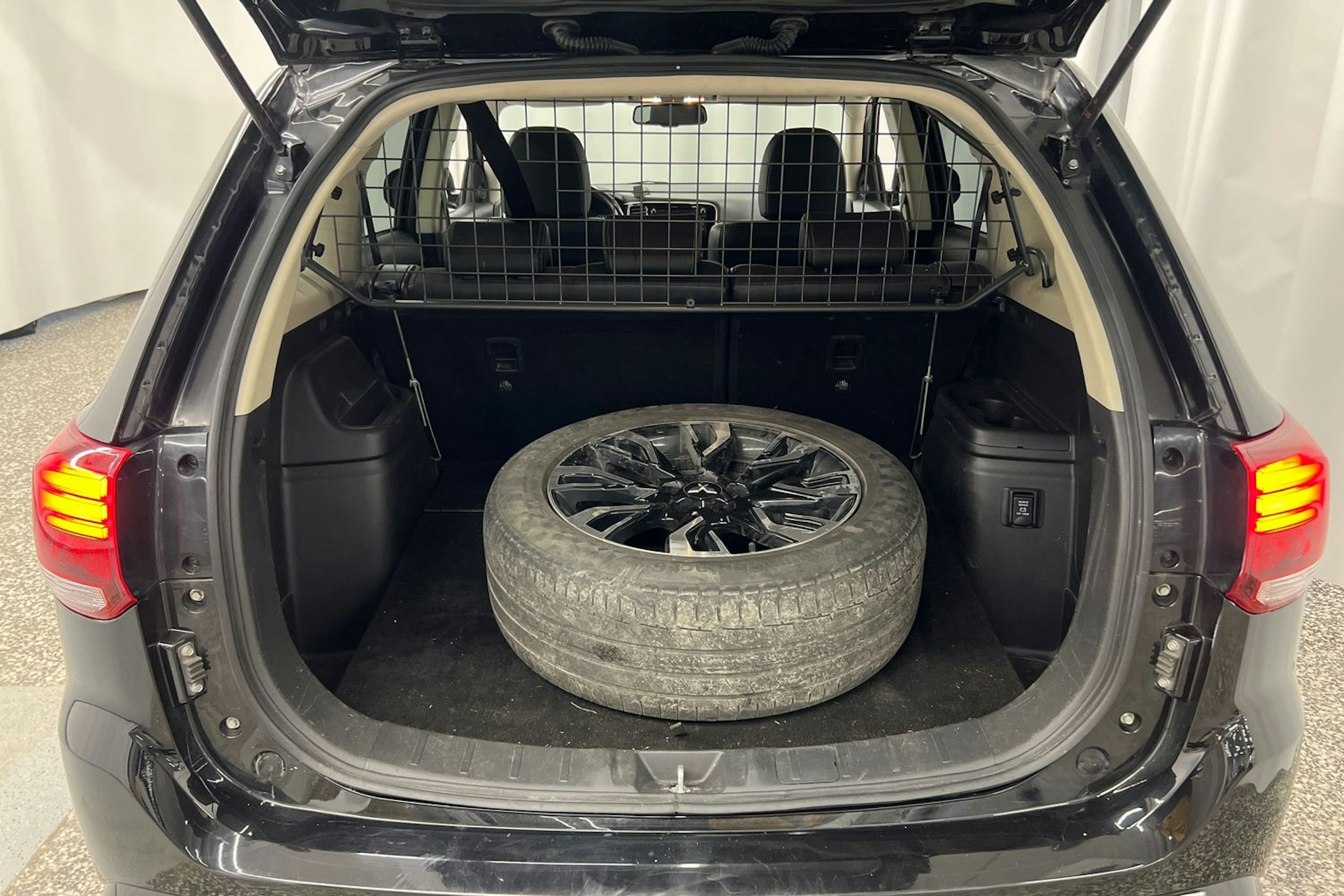 Musta Mitsubishi Outlander PHEV 2016 kuva 14.