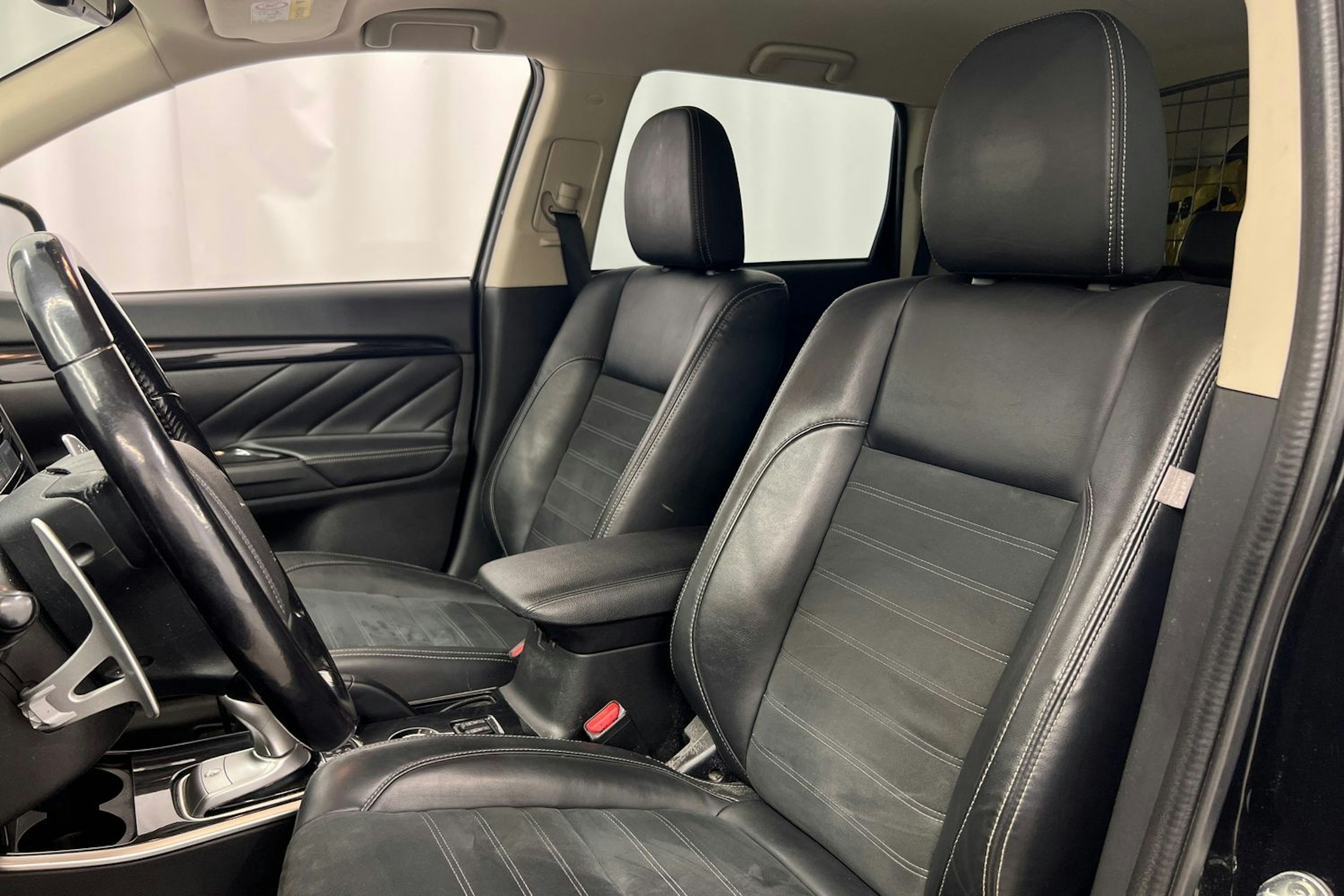 Musta Mitsubishi Outlander PHEV 2016 kuva 15.