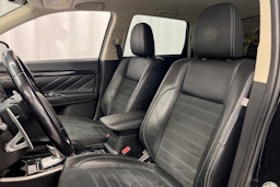 Musta Mitsubishi Outlander PHEV 2016 kuva 15.