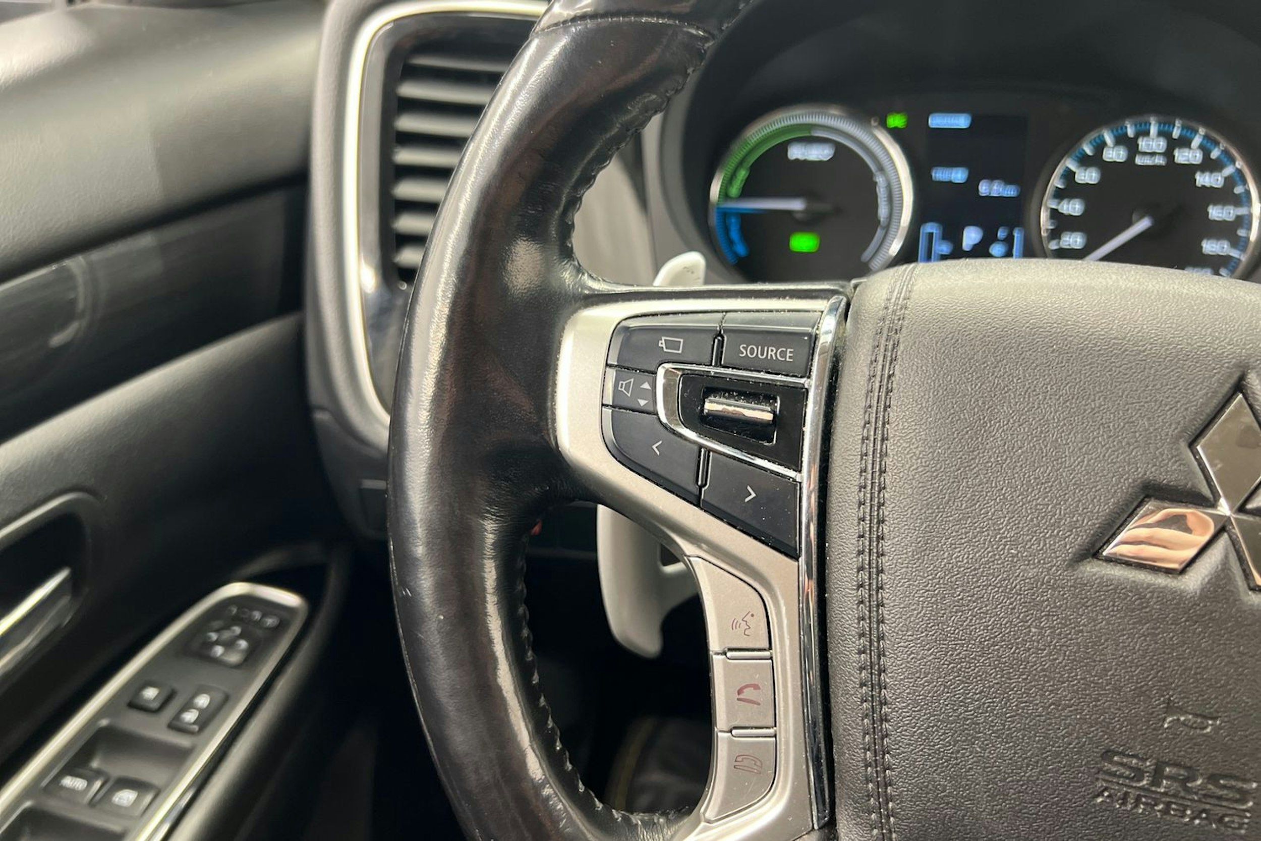 Musta Mitsubishi Outlander PHEV 2016 kuva 16.