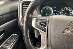 Musta Mitsubishi Outlander PHEV 2016 kuva 16.