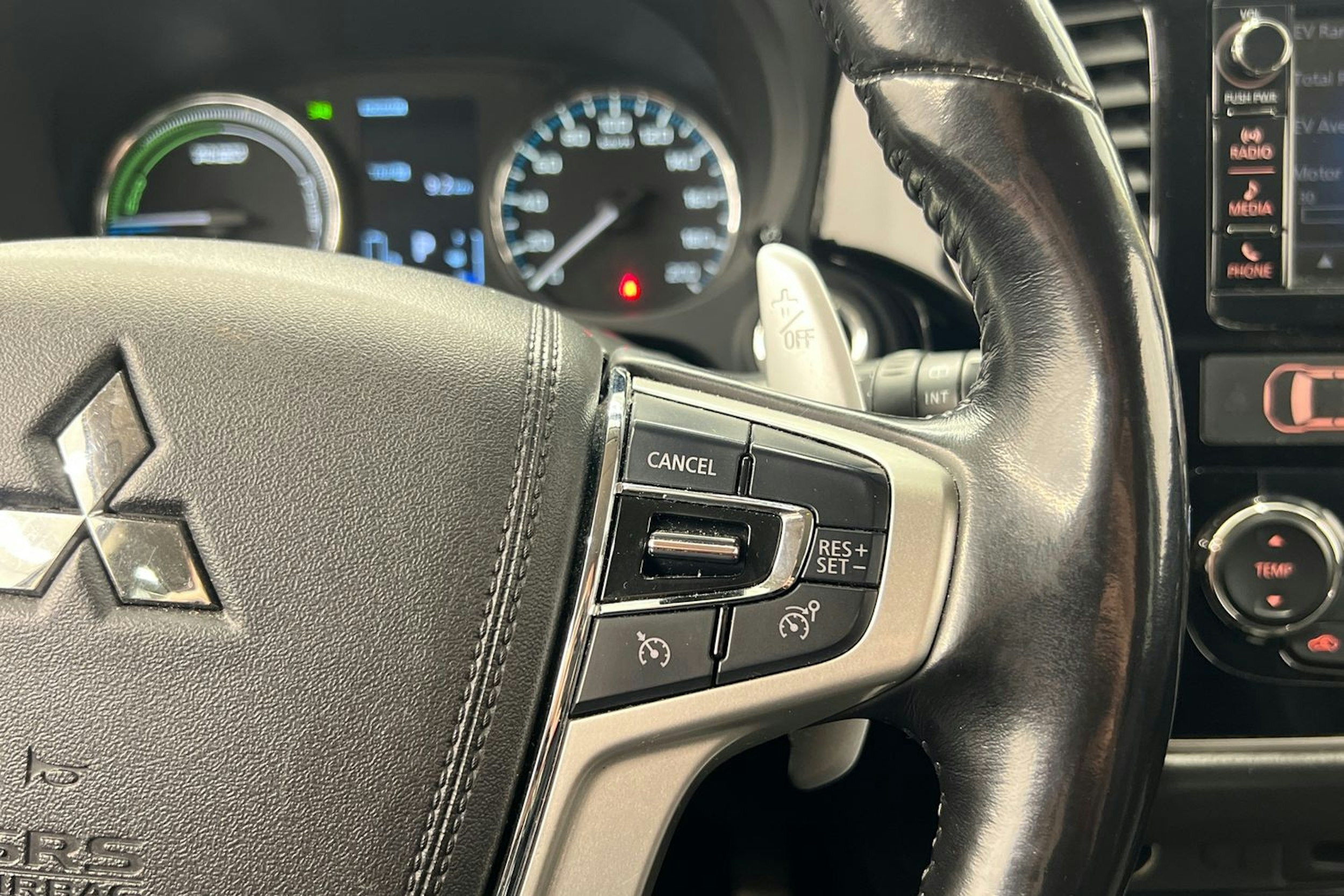 Musta Mitsubishi Outlander PHEV 2016 kuva 17.