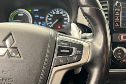 Musta Mitsubishi Outlander PHEV 2016 kuva 17.