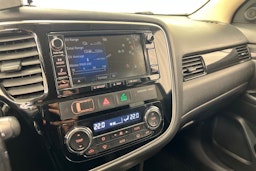 Musta Mitsubishi Outlander PHEV 2016 kuva 18.