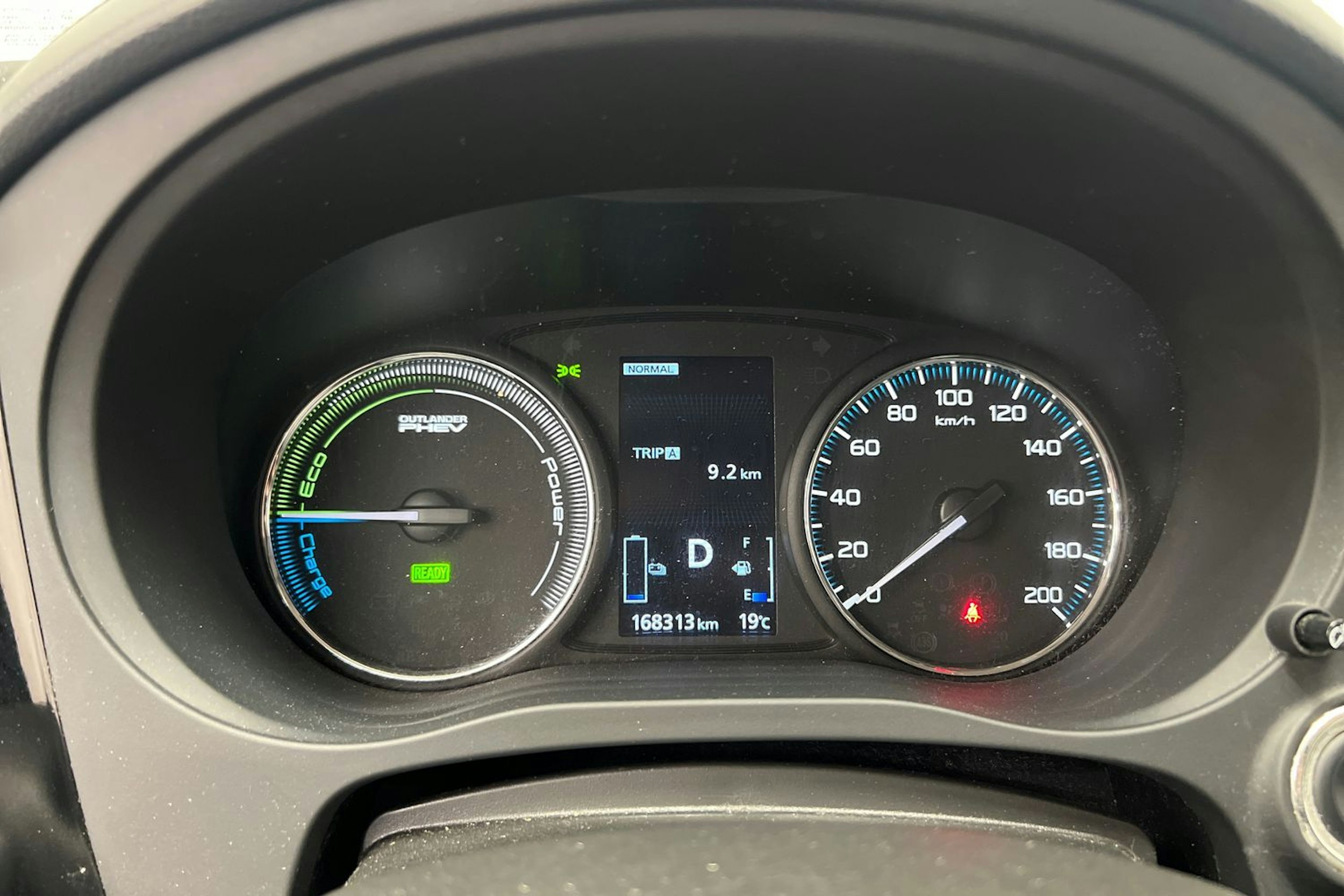 Musta Mitsubishi Outlander PHEV 2016 kuva 20.