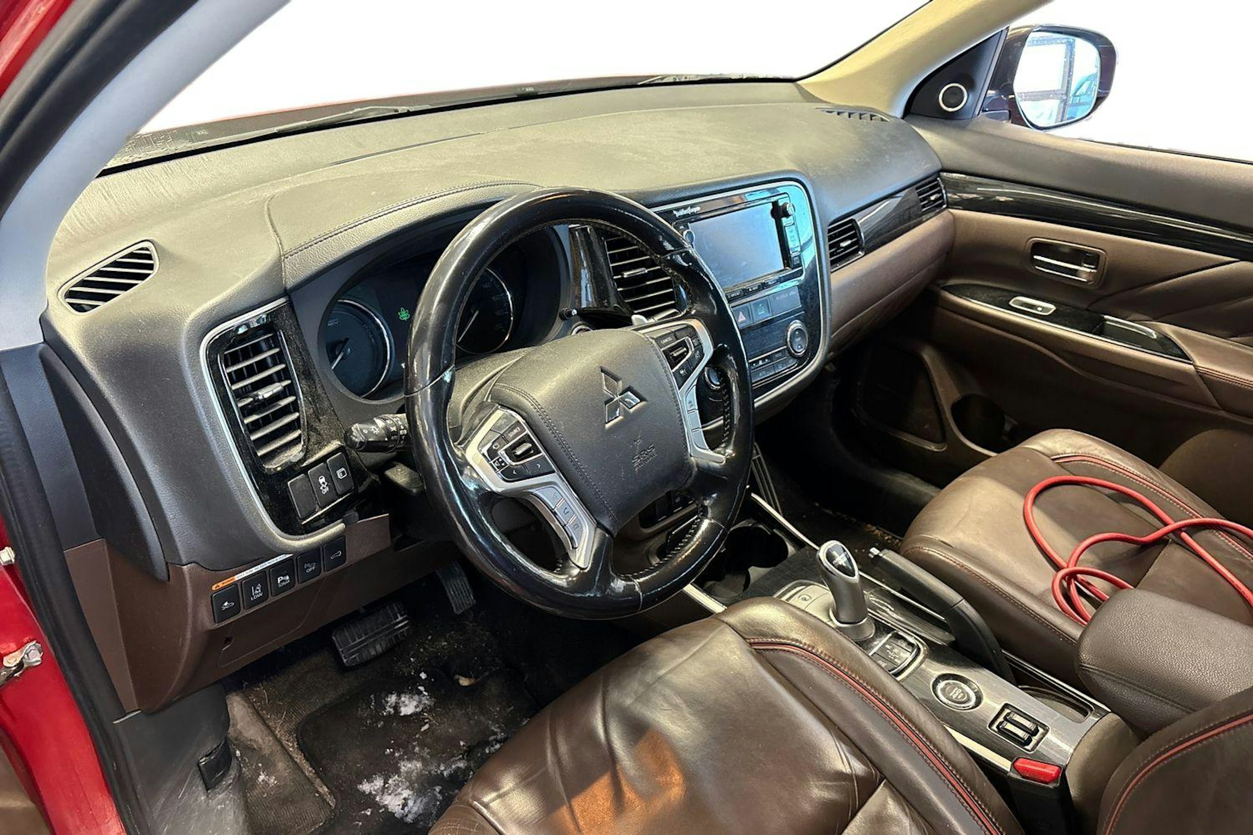 punainen Mitsubishi Outlander PHEV 2016 kuva 3.