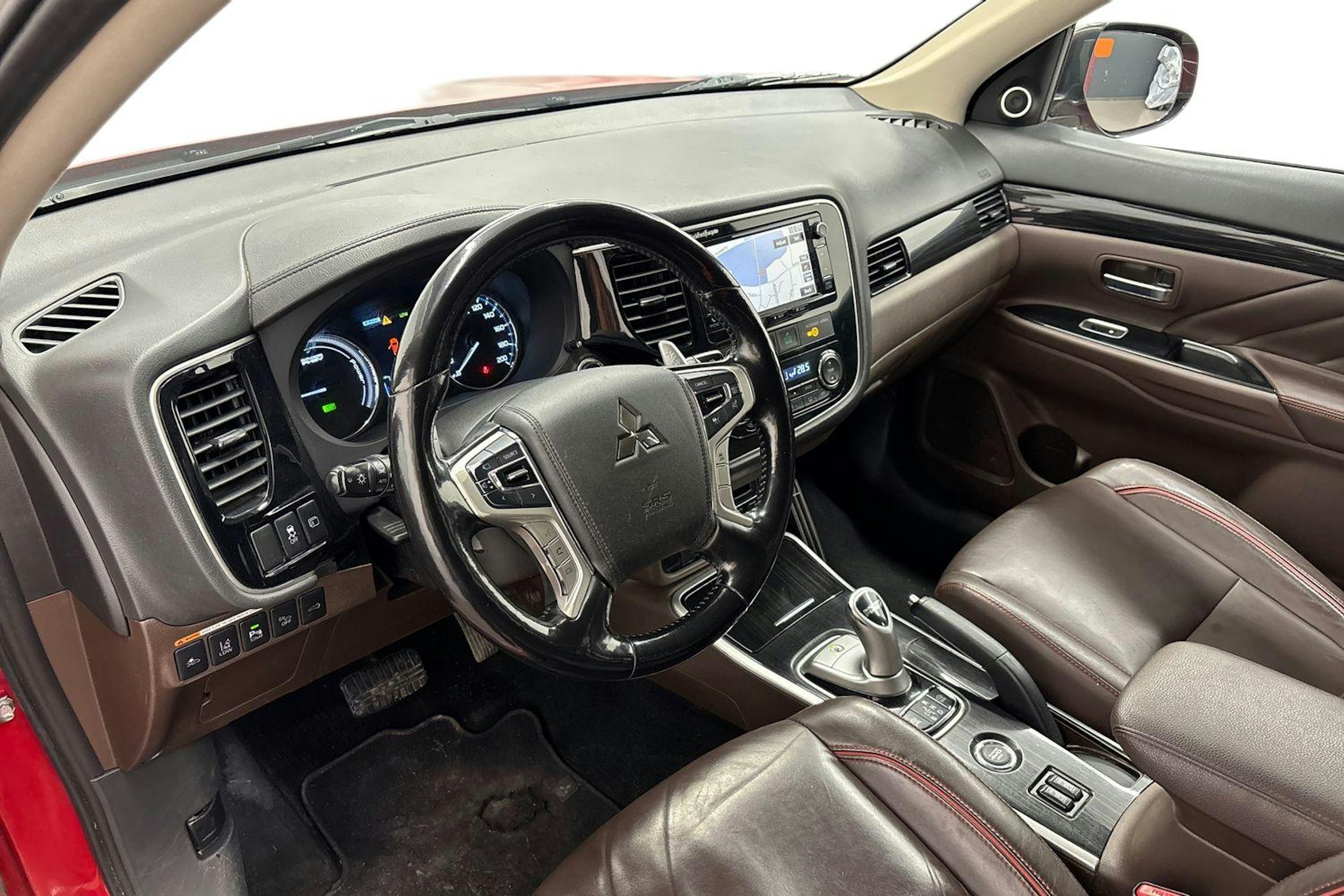 punainen Mitsubishi Outlander PHEV 2016 kuva 7.