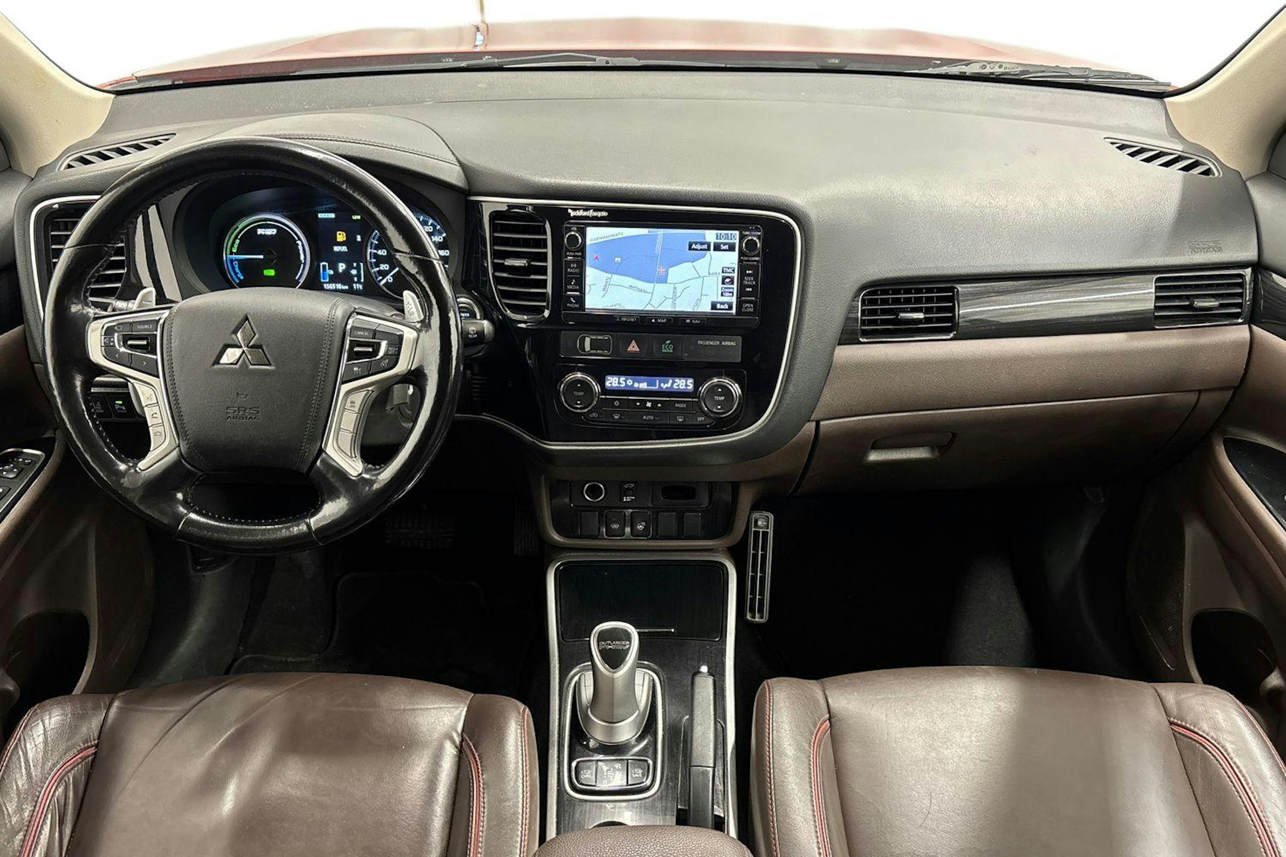 punainen Mitsubishi Outlander PHEV 2016 kuva 9.