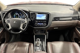 punainen Mitsubishi Outlander PHEV 2016 kuva 9.