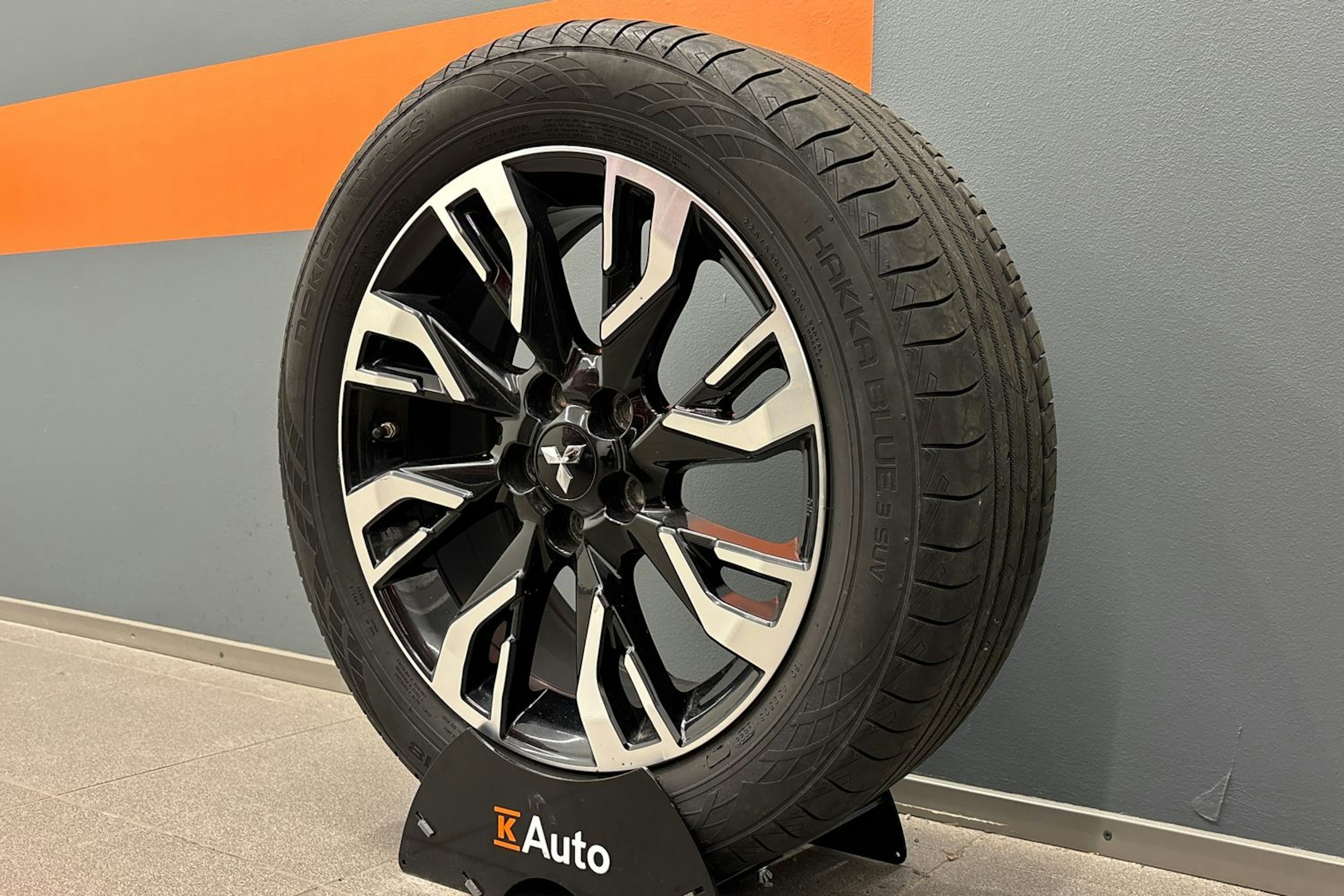 punainen Mitsubishi Outlander PHEV 2016 kuva 13.