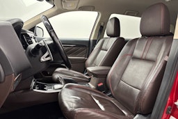 punainen Mitsubishi Outlander PHEV 2016 kuva 14.