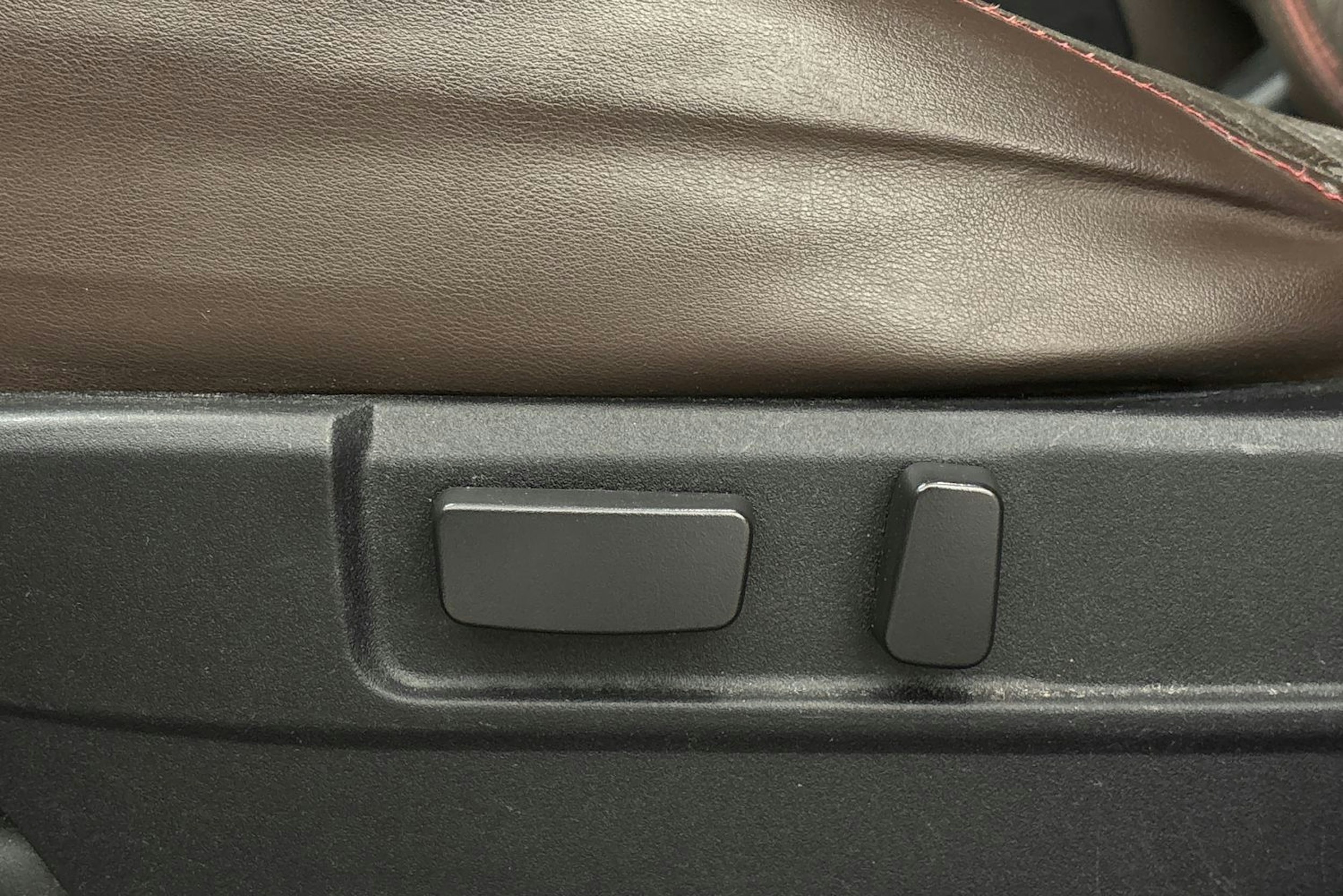 punainen Mitsubishi Outlander PHEV 2016 kuva 15.