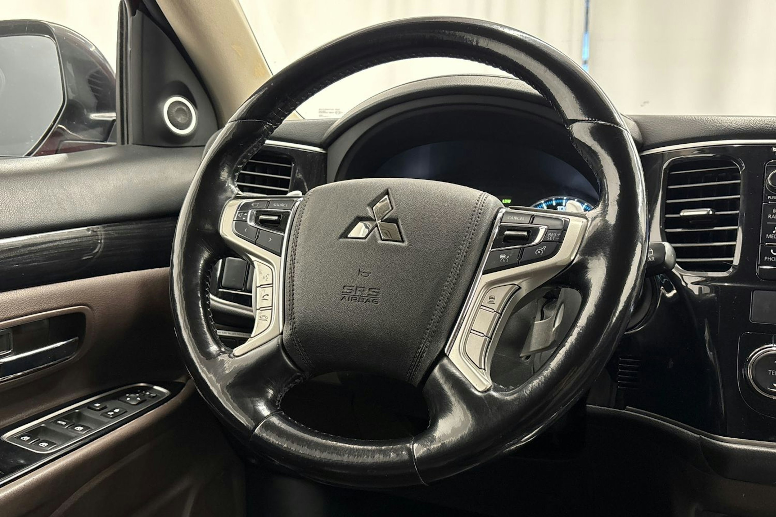 punainen Mitsubishi Outlander PHEV 2016 kuva 16.