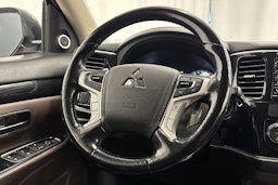 punainen Mitsubishi Outlander PHEV 2016 kuva 16.