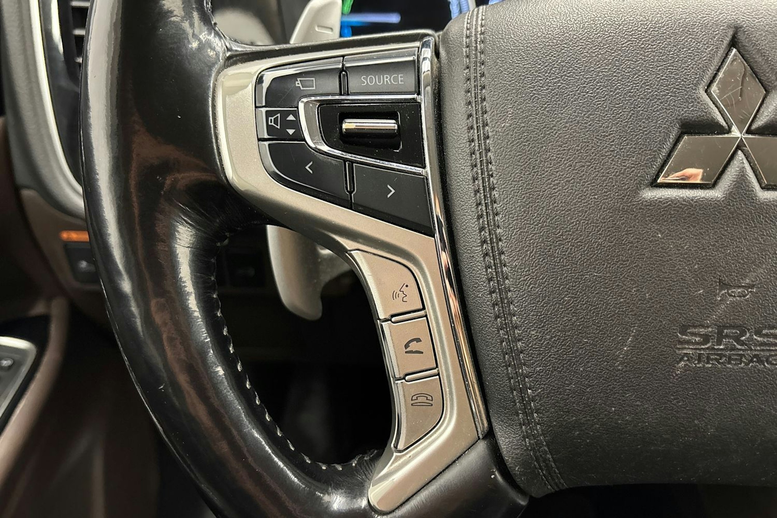 punainen Mitsubishi Outlander PHEV 2016 kuva 17.