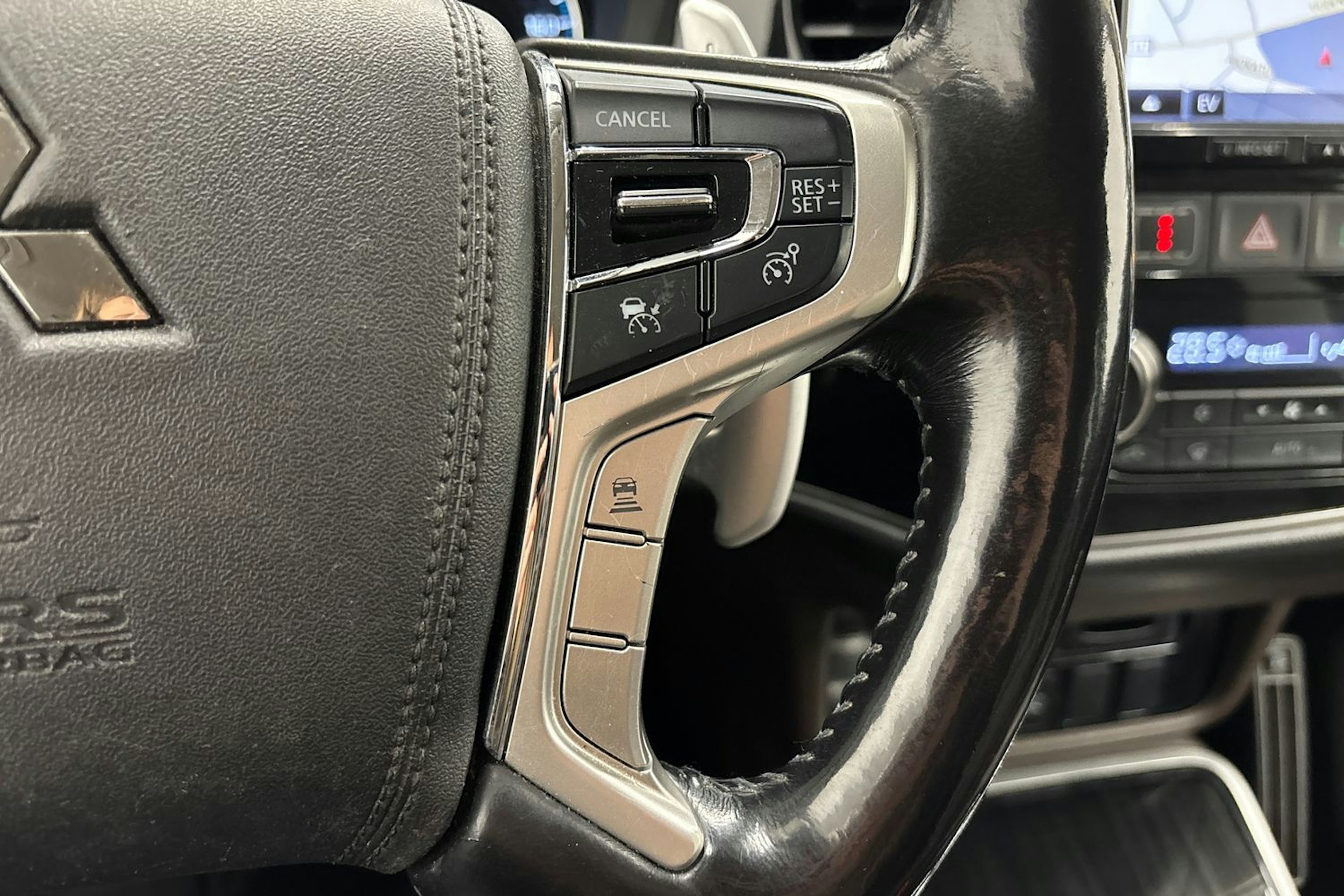 punainen Mitsubishi Outlander PHEV 2016 kuva 18.