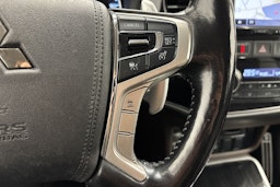 punainen Mitsubishi Outlander PHEV 2016 kuva 18.