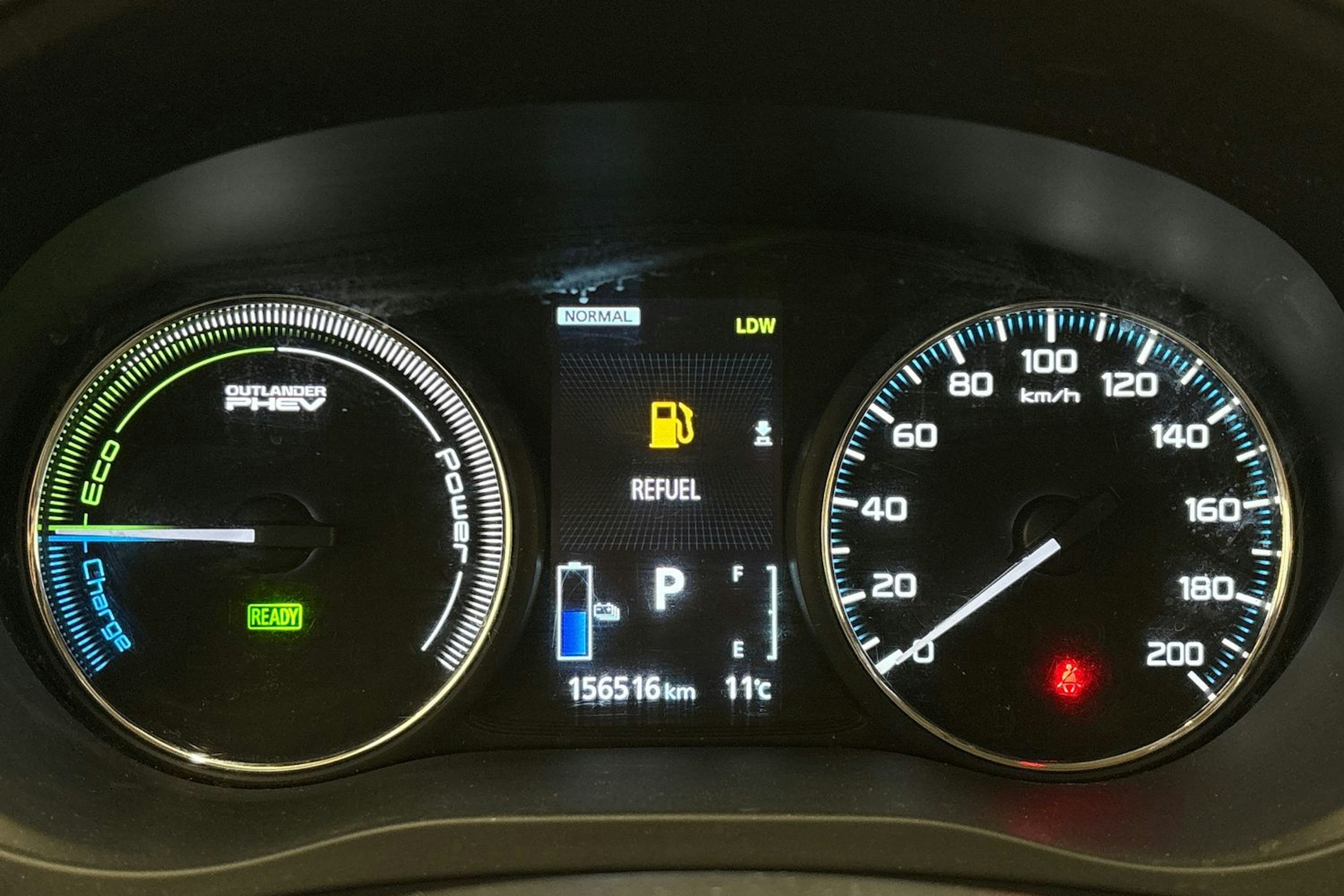 punainen Mitsubishi Outlander PHEV 2016 kuva 19.