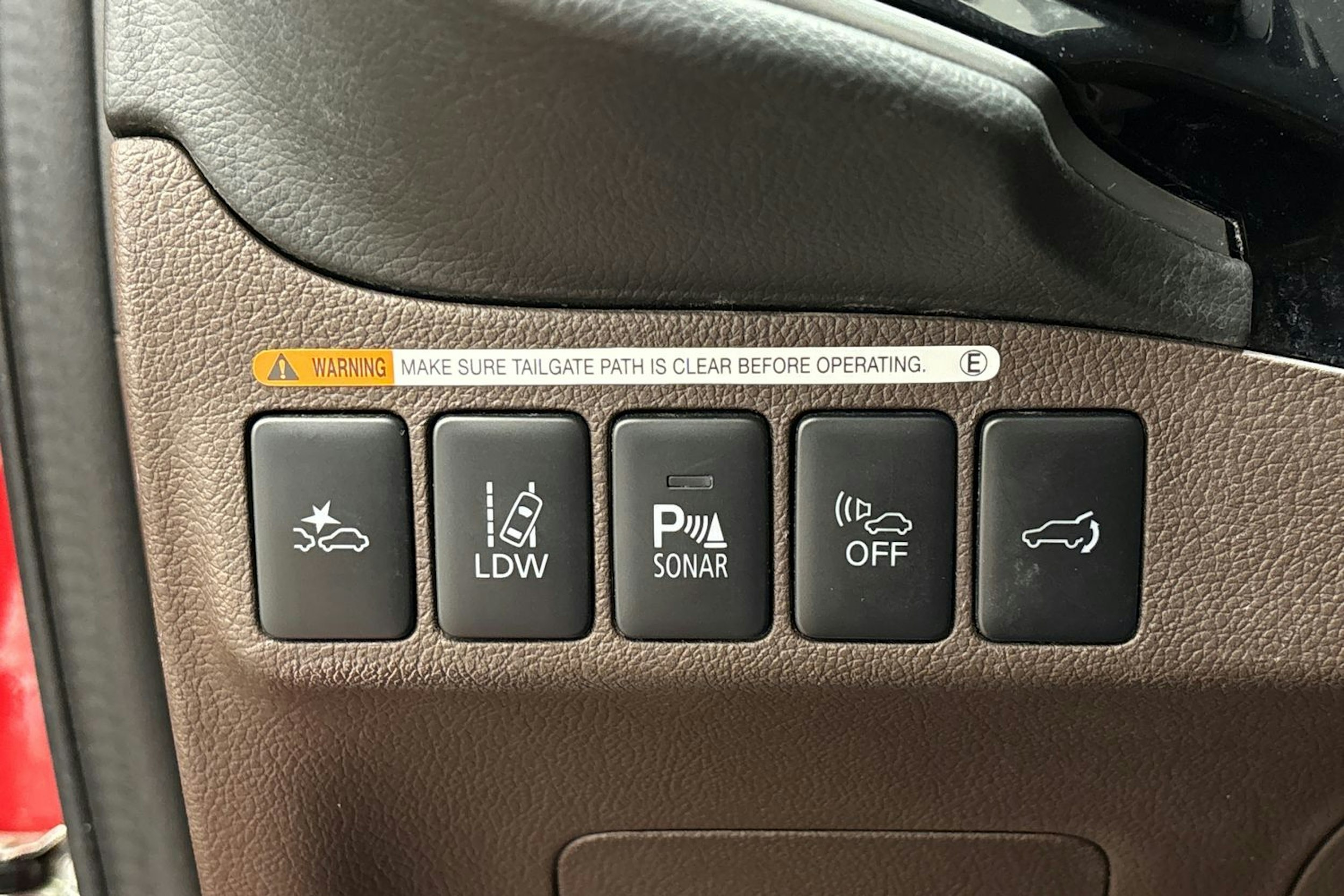 punainen Mitsubishi Outlander PHEV 2016 kuva 21.