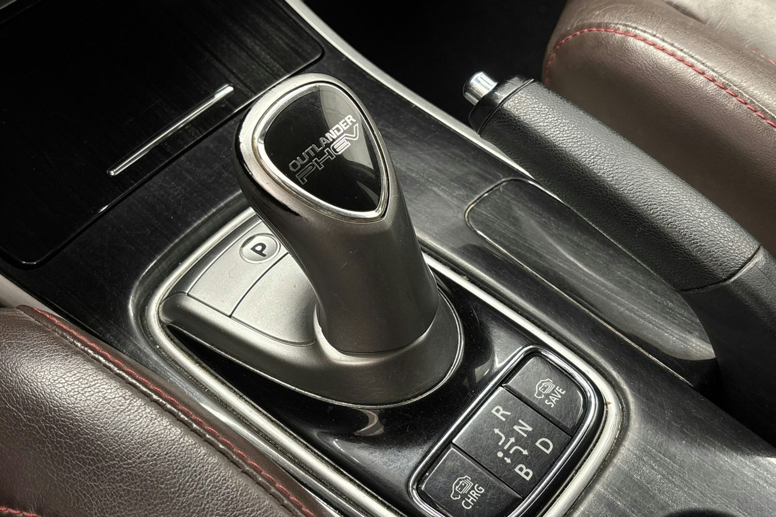 punainen Mitsubishi Outlander PHEV 2016 kuva 23.