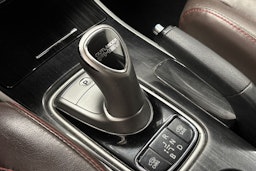 punainen Mitsubishi Outlander PHEV 2016 kuva 23.