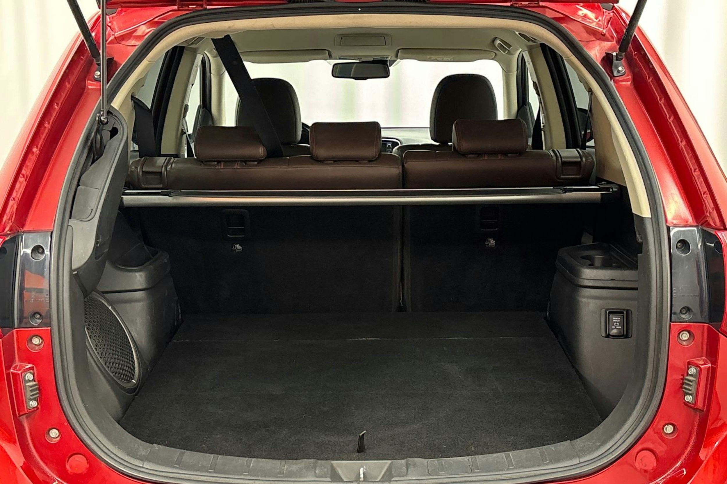 punainen Mitsubishi Outlander PHEV 2016 kuva 24.