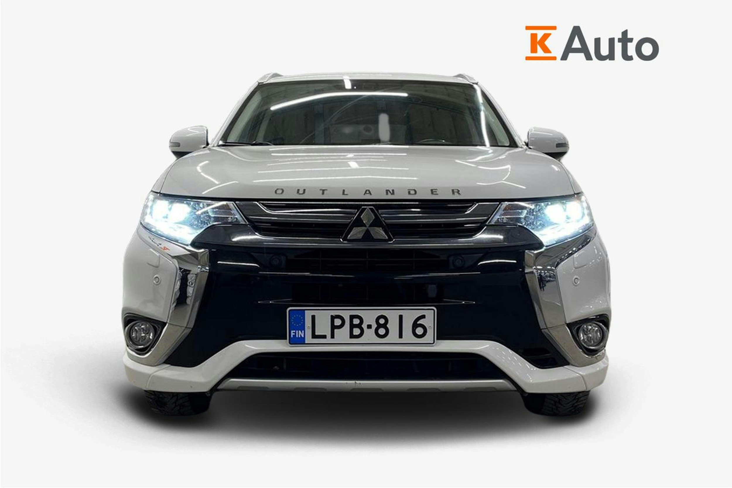 valkoinen Mitsubishi Outlander PHEV 2016 kuva 5.