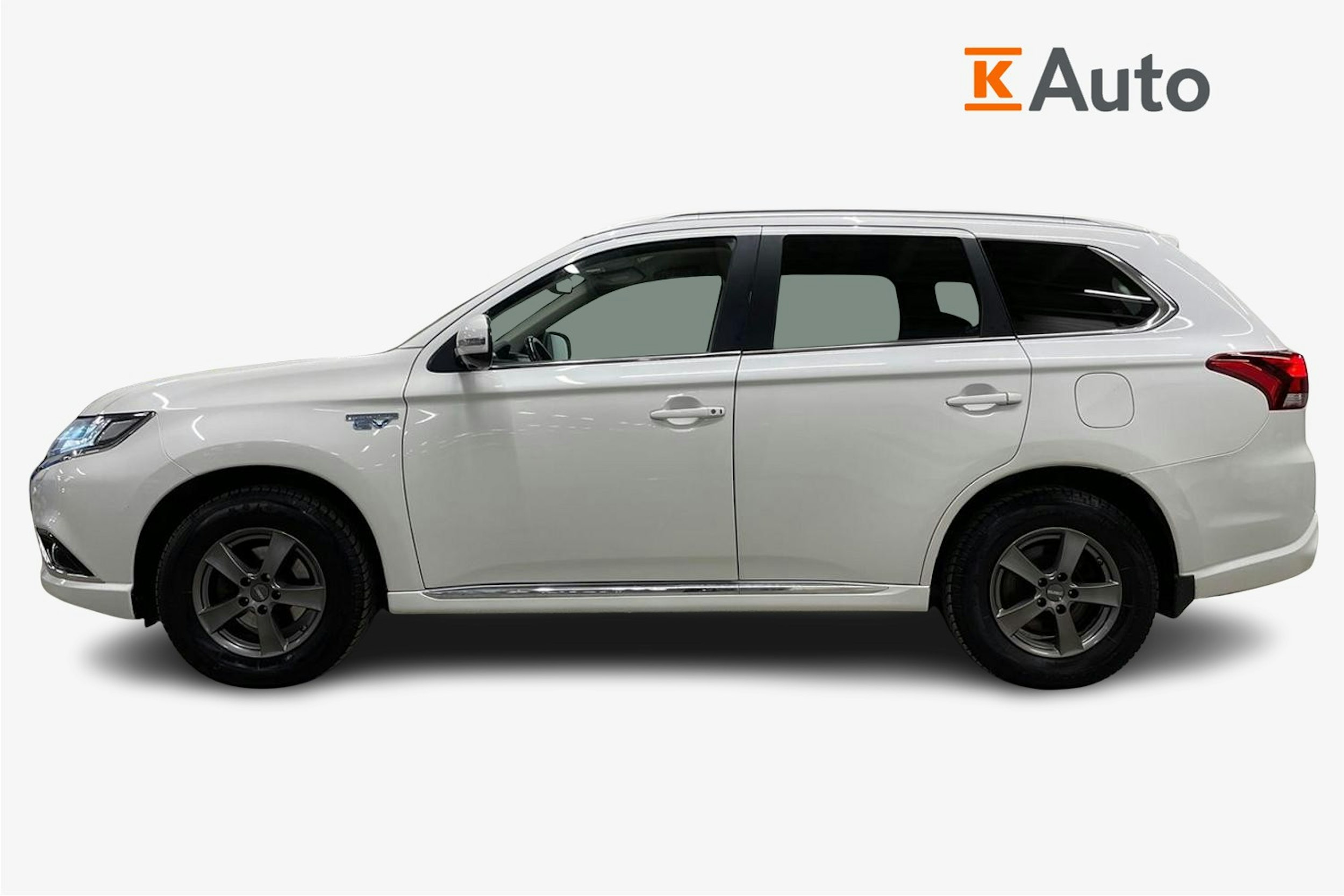 valkoinen Mitsubishi Outlander PHEV 2016 kuva 6.