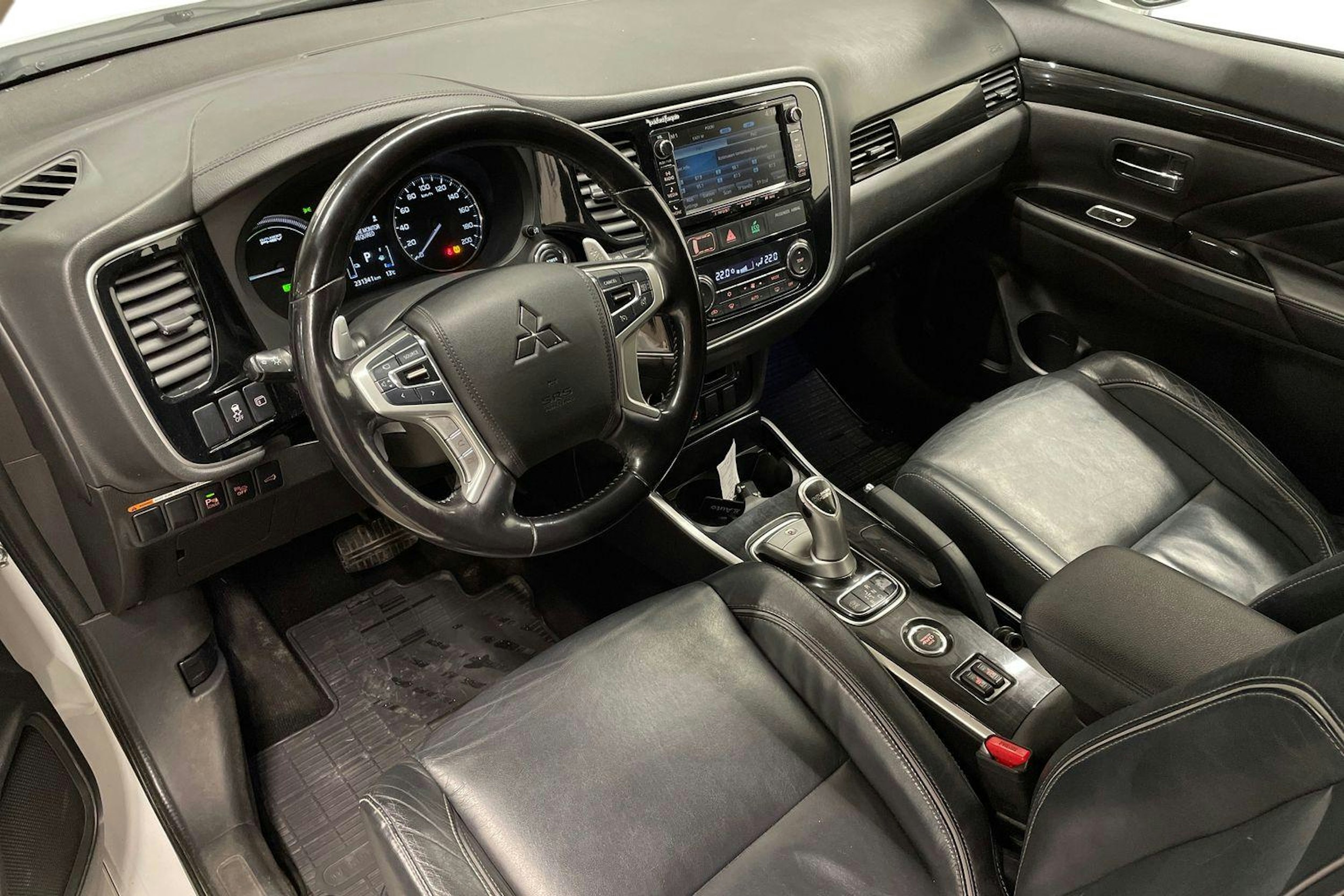 valkoinen Mitsubishi Outlander PHEV 2016 kuva 7.