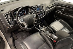 valkoinen Mitsubishi Outlander PHEV 2016 kuva 7.