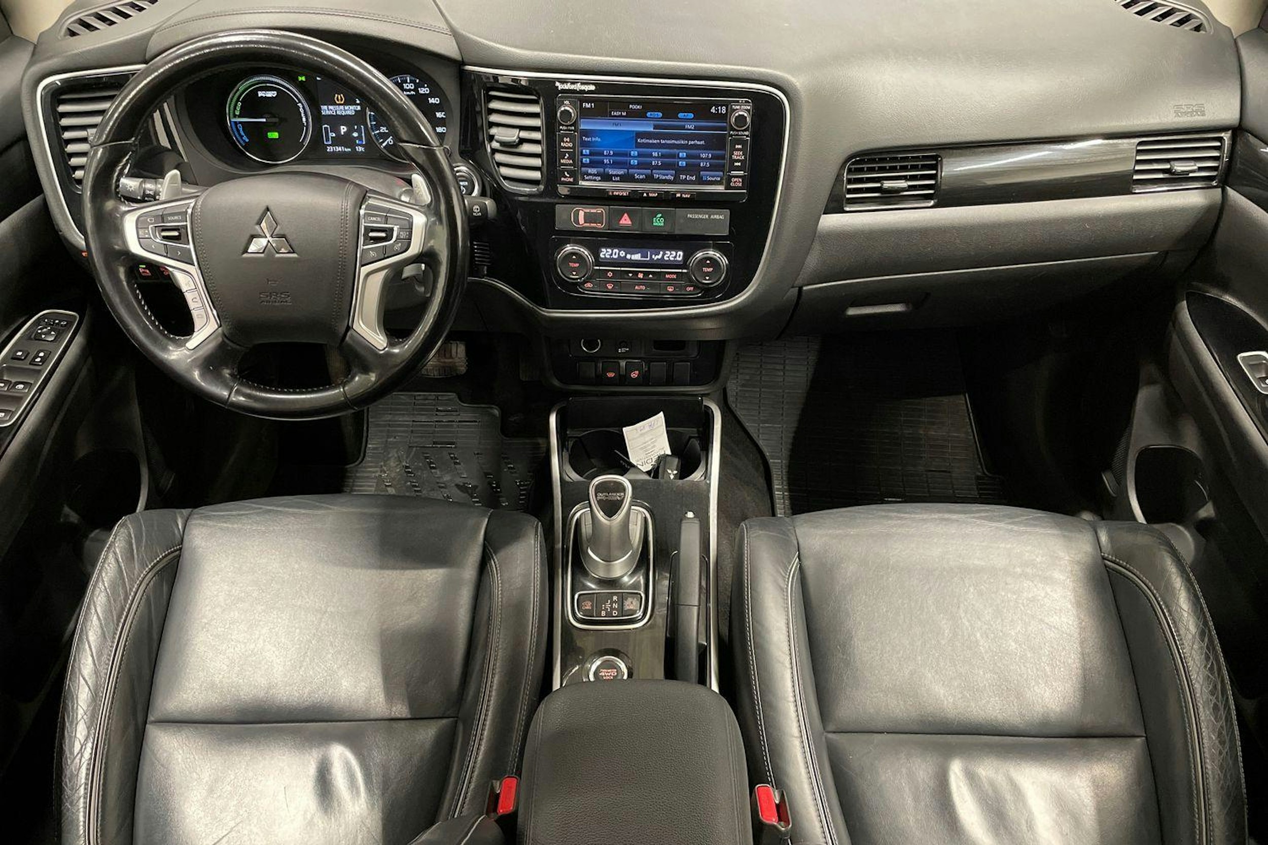 valkoinen Mitsubishi Outlander PHEV 2016 kuva 9.