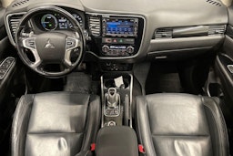 valkoinen Mitsubishi Outlander PHEV 2016 kuva 9.