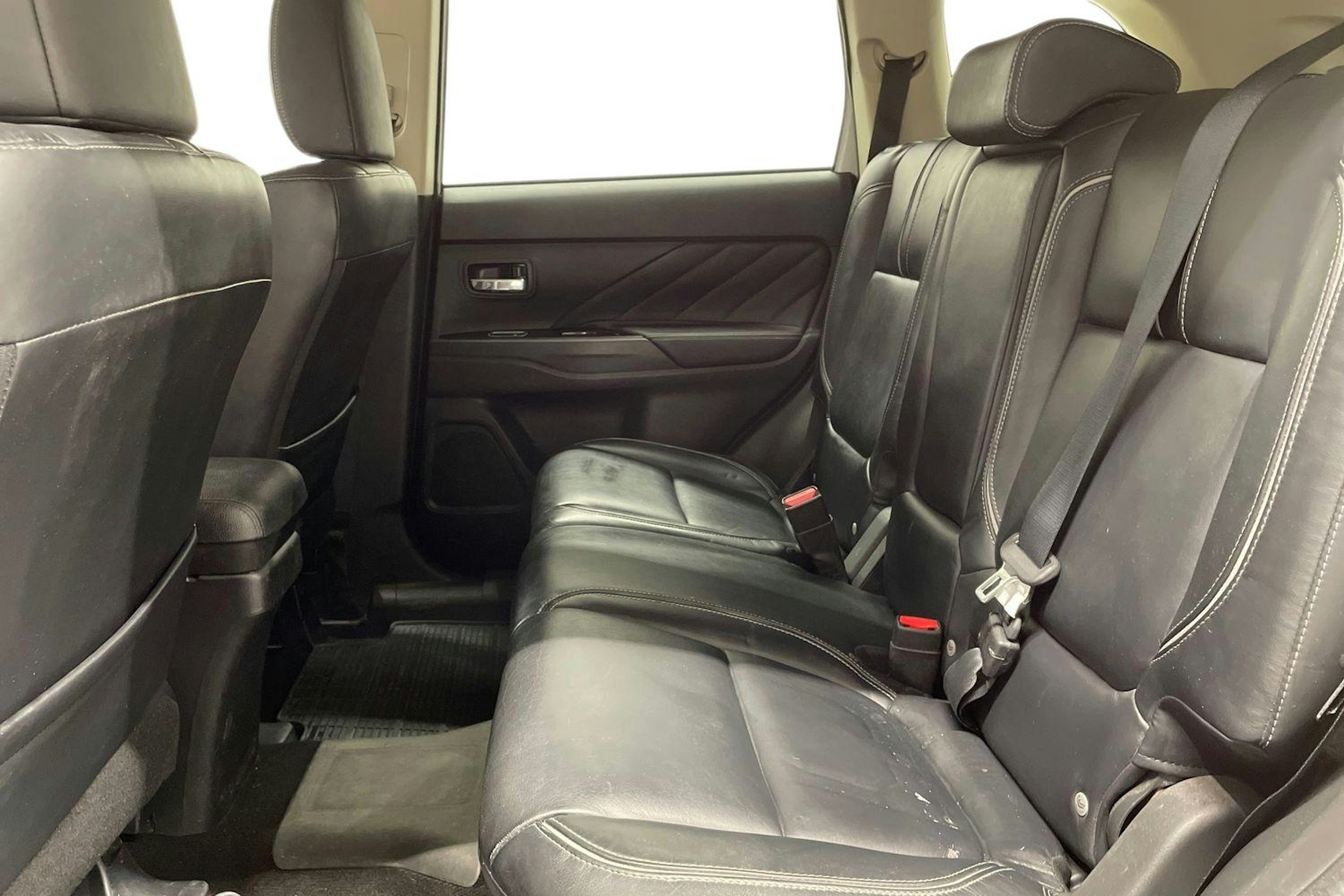 valkoinen Mitsubishi Outlander PHEV 2016 kuva 10.