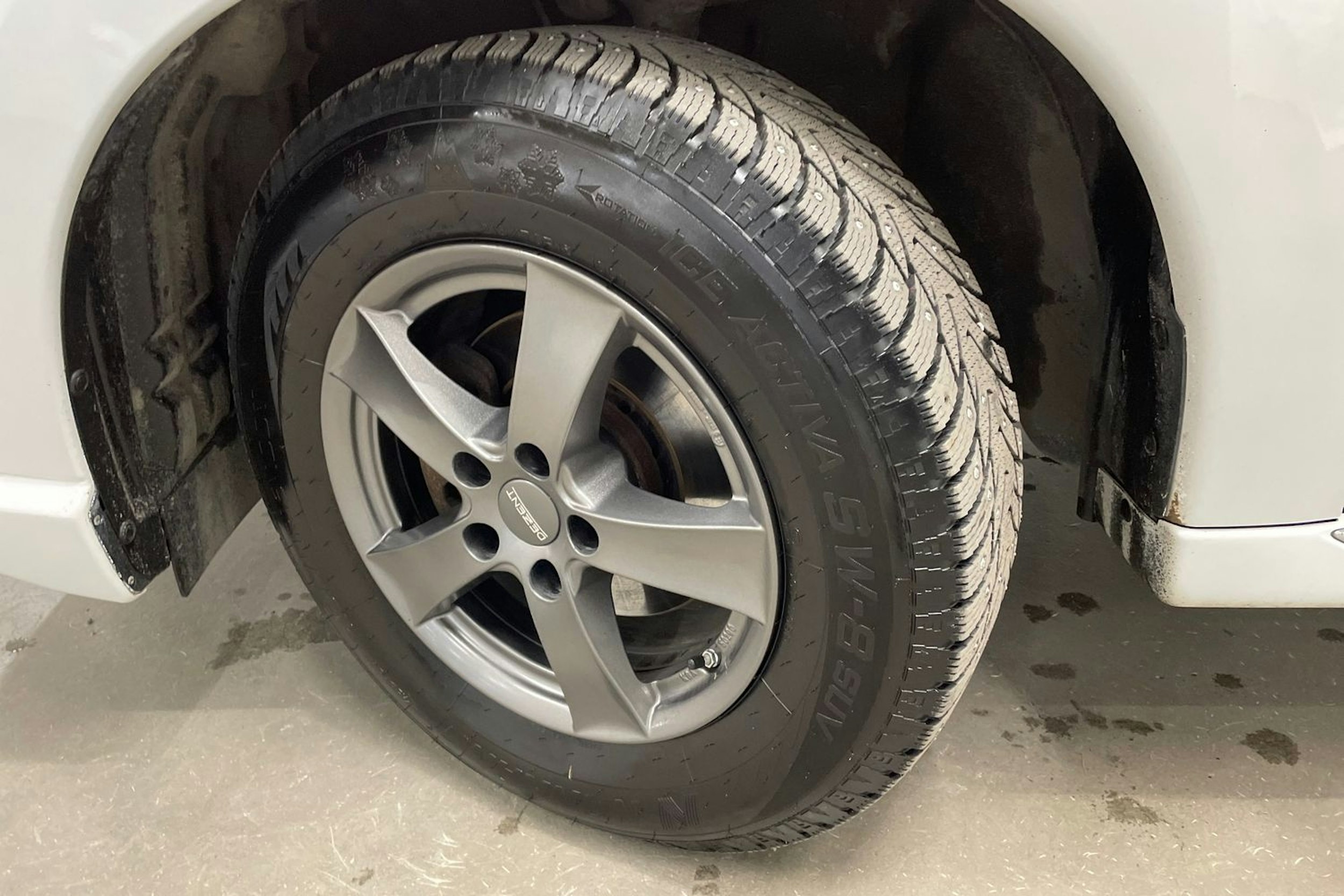 valkoinen Mitsubishi Outlander PHEV 2016 kuva 13.