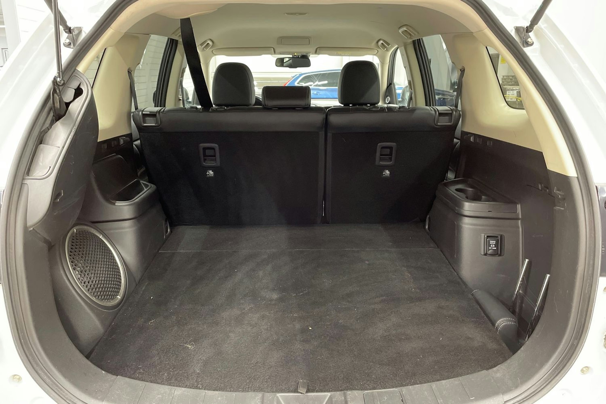 valkoinen Mitsubishi Outlander PHEV 2016 kuva 14.