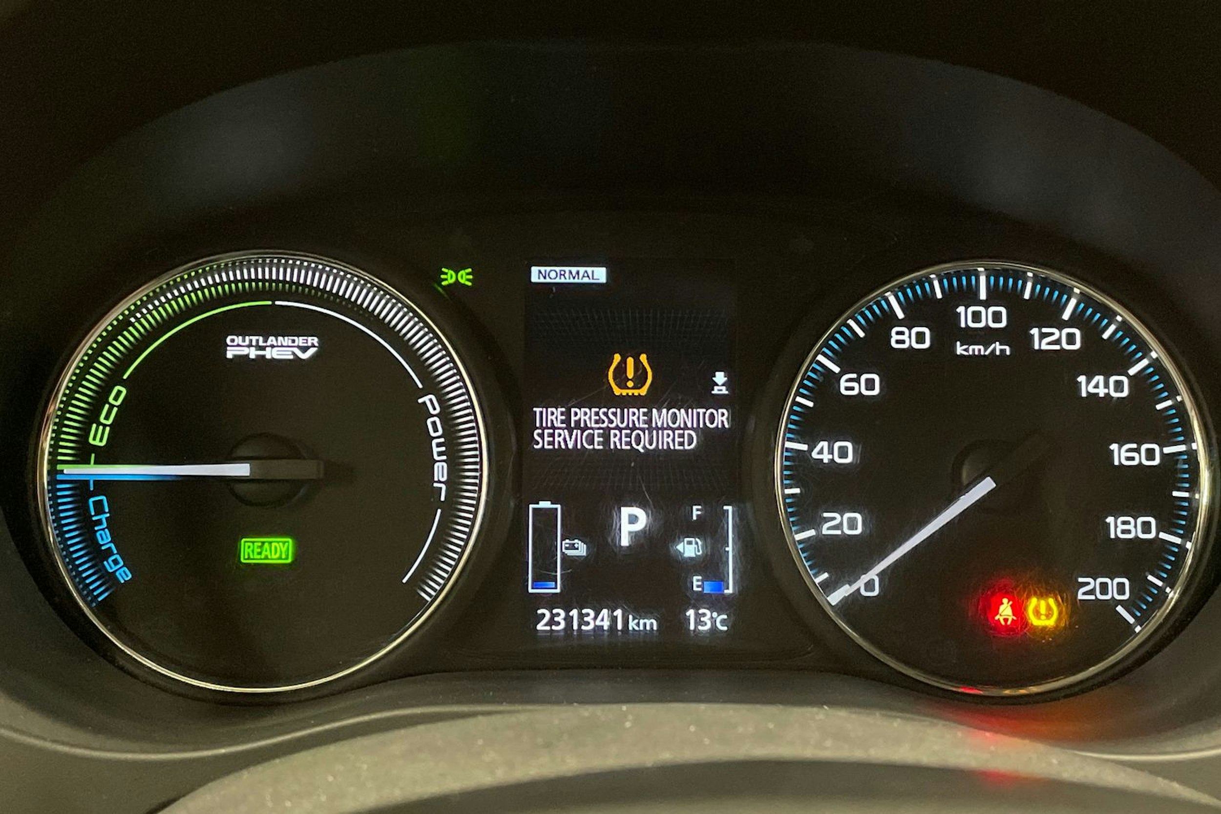 valkoinen Mitsubishi Outlander PHEV 2016 kuva 15.