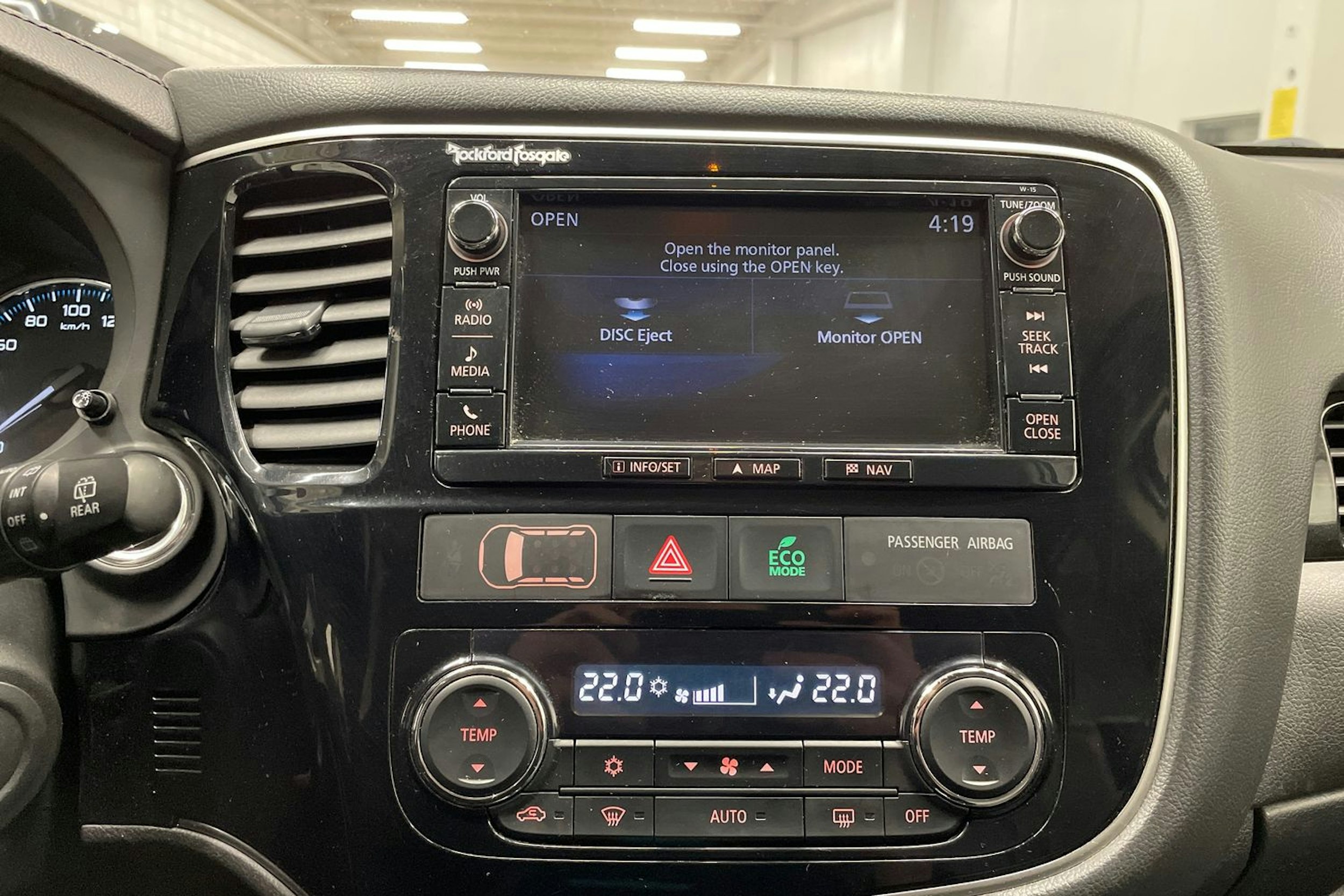 valkoinen Mitsubishi Outlander PHEV 2016 kuva 16.