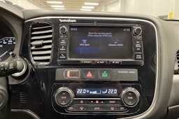 valkoinen Mitsubishi Outlander PHEV 2016 kuva 16.