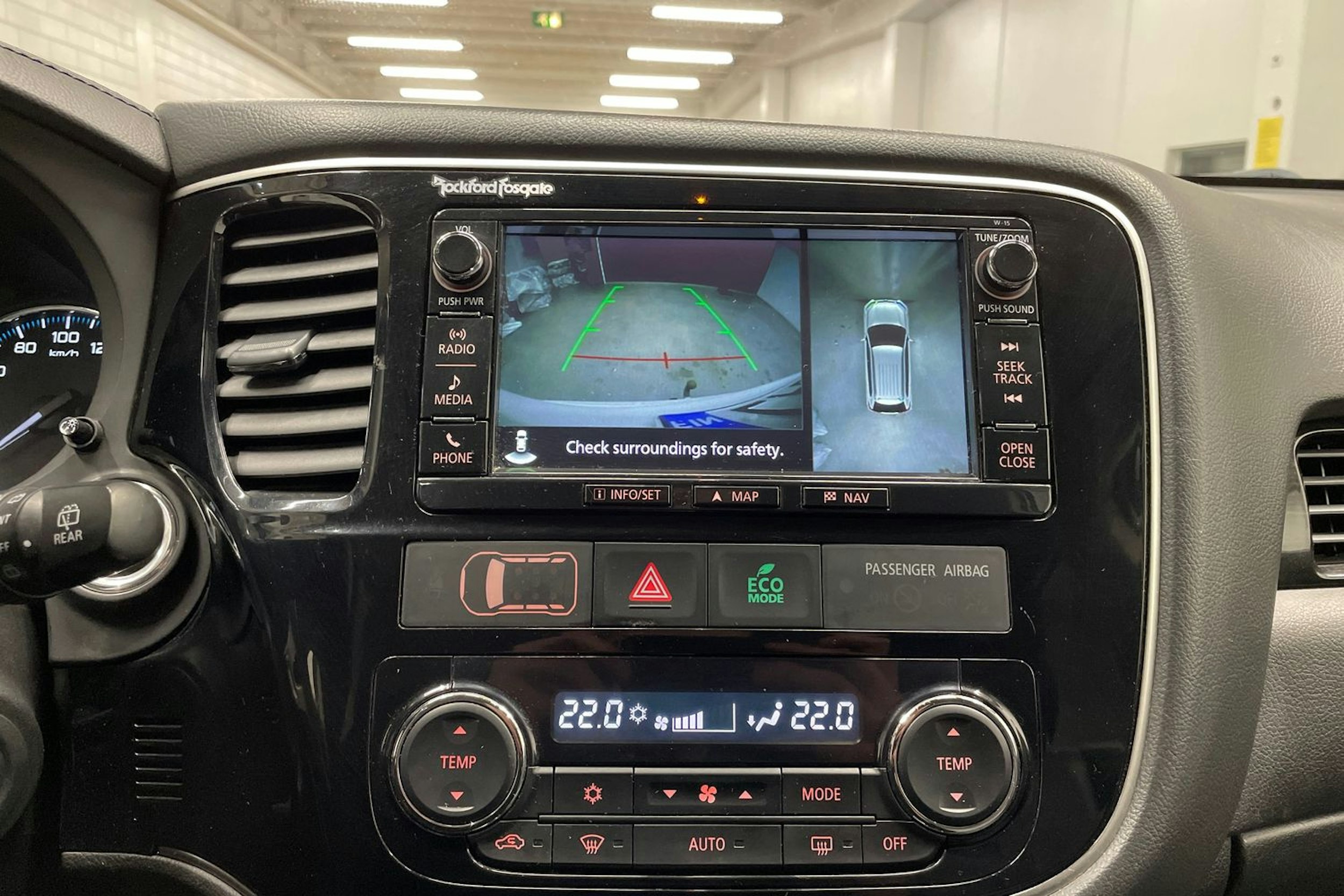 valkoinen Mitsubishi Outlander PHEV 2016 kuva 17.