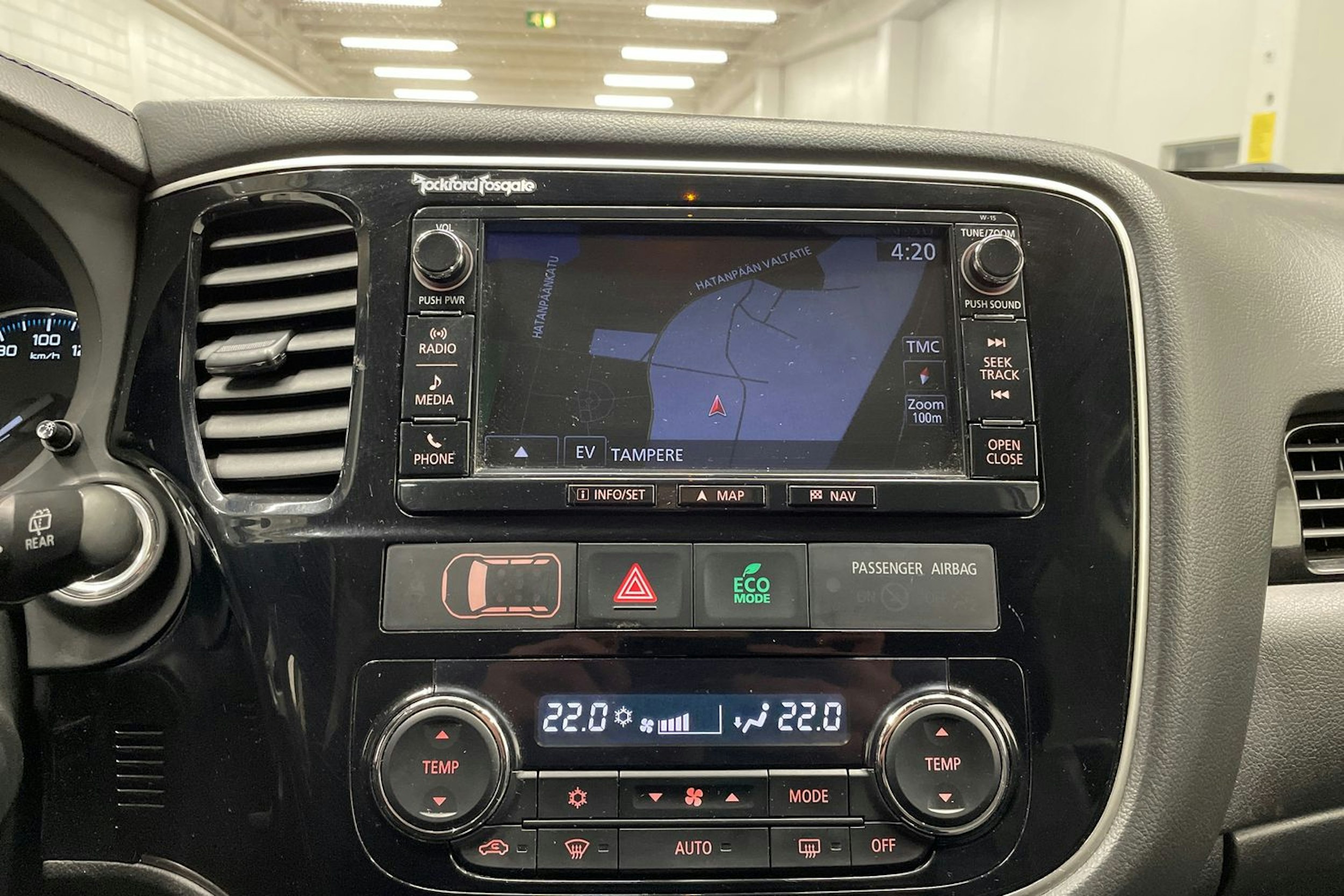 valkoinen Mitsubishi Outlander PHEV 2016 kuva 18.