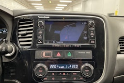 valkoinen Mitsubishi Outlander PHEV 2016 kuva 18.