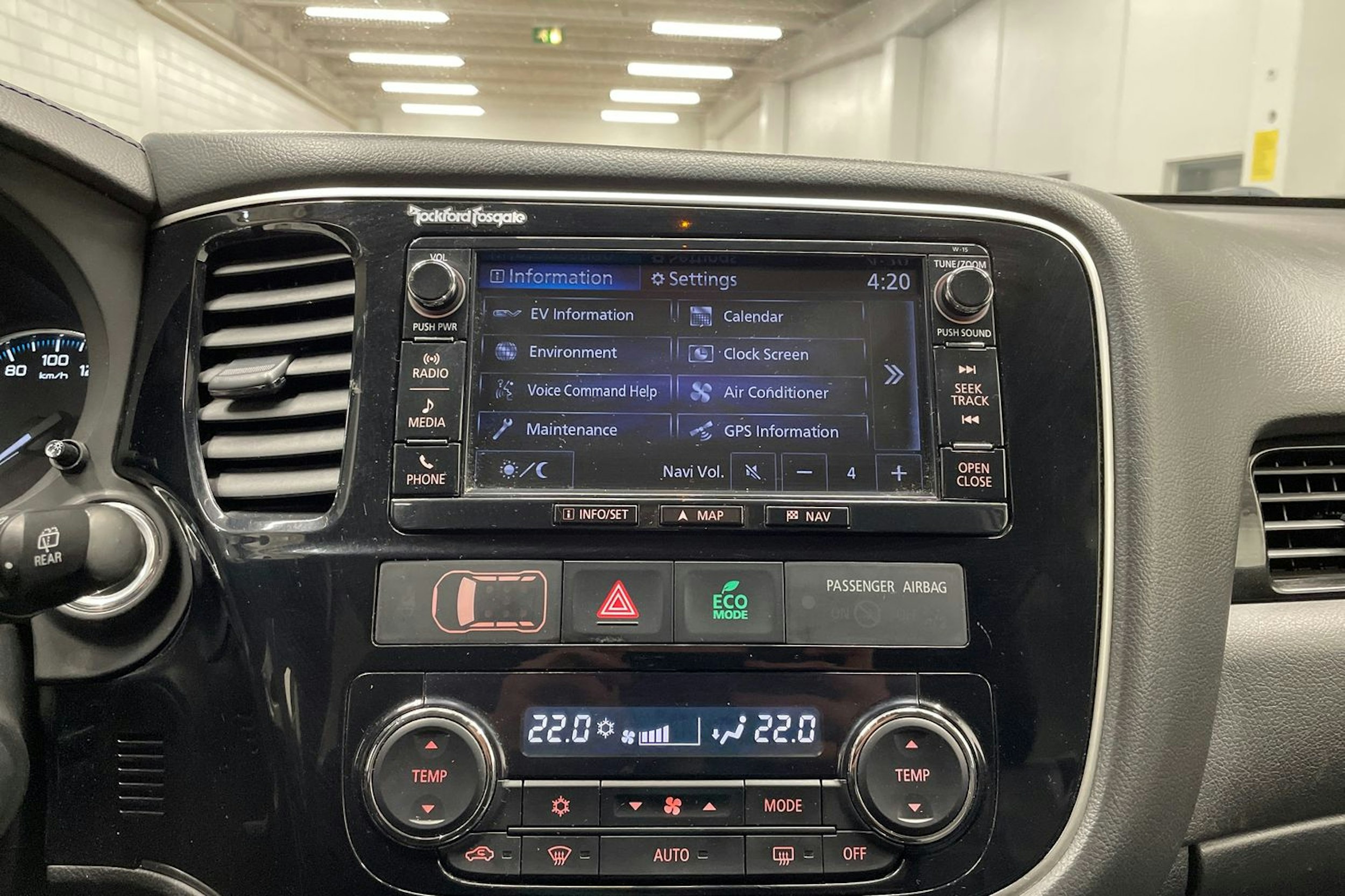 valkoinen Mitsubishi Outlander PHEV 2016 kuva 19.