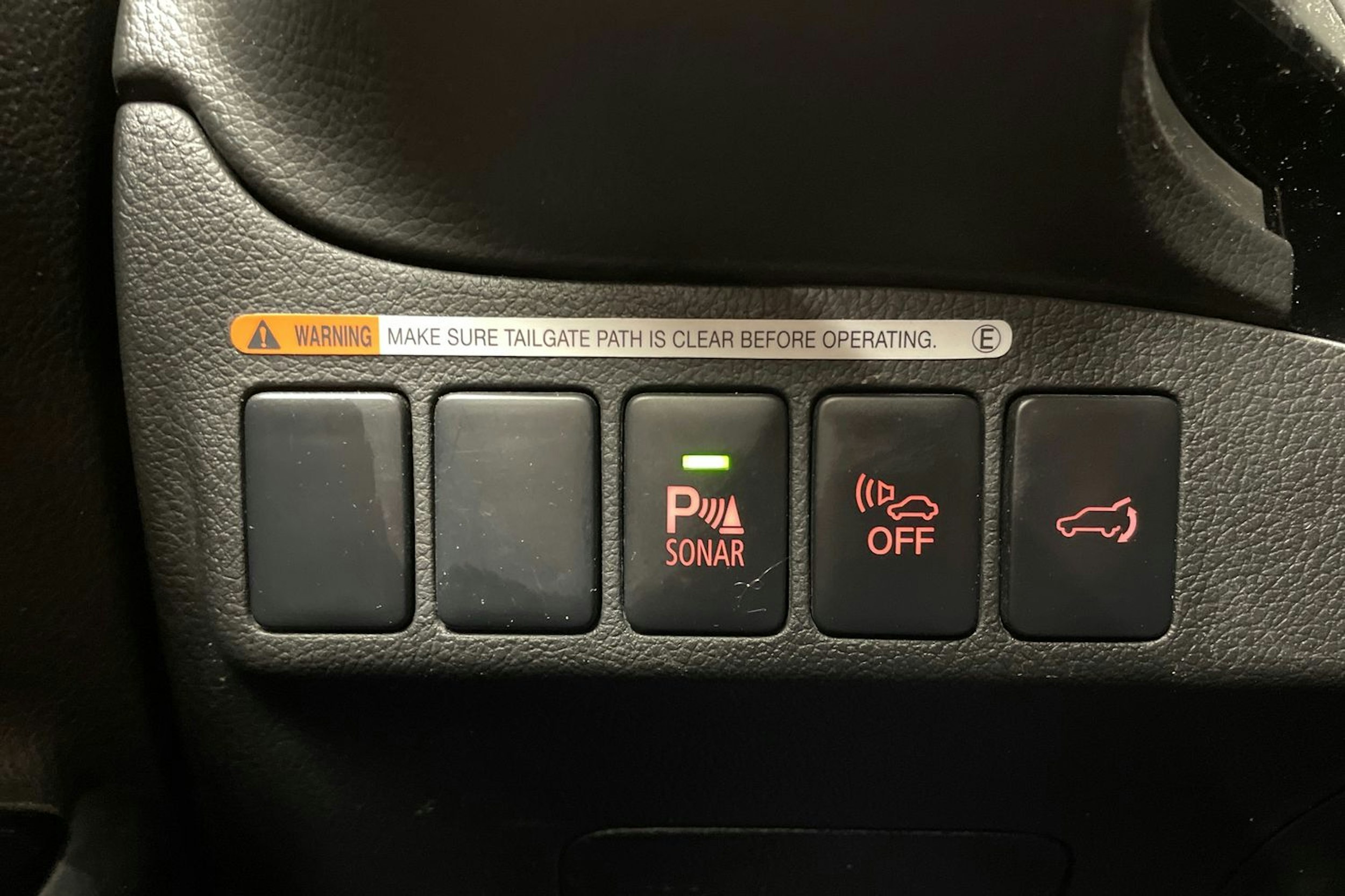 valkoinen Mitsubishi Outlander PHEV 2016 kuva 20.