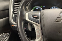 valkoinen Mitsubishi Outlander PHEV 2016 kuva 21.