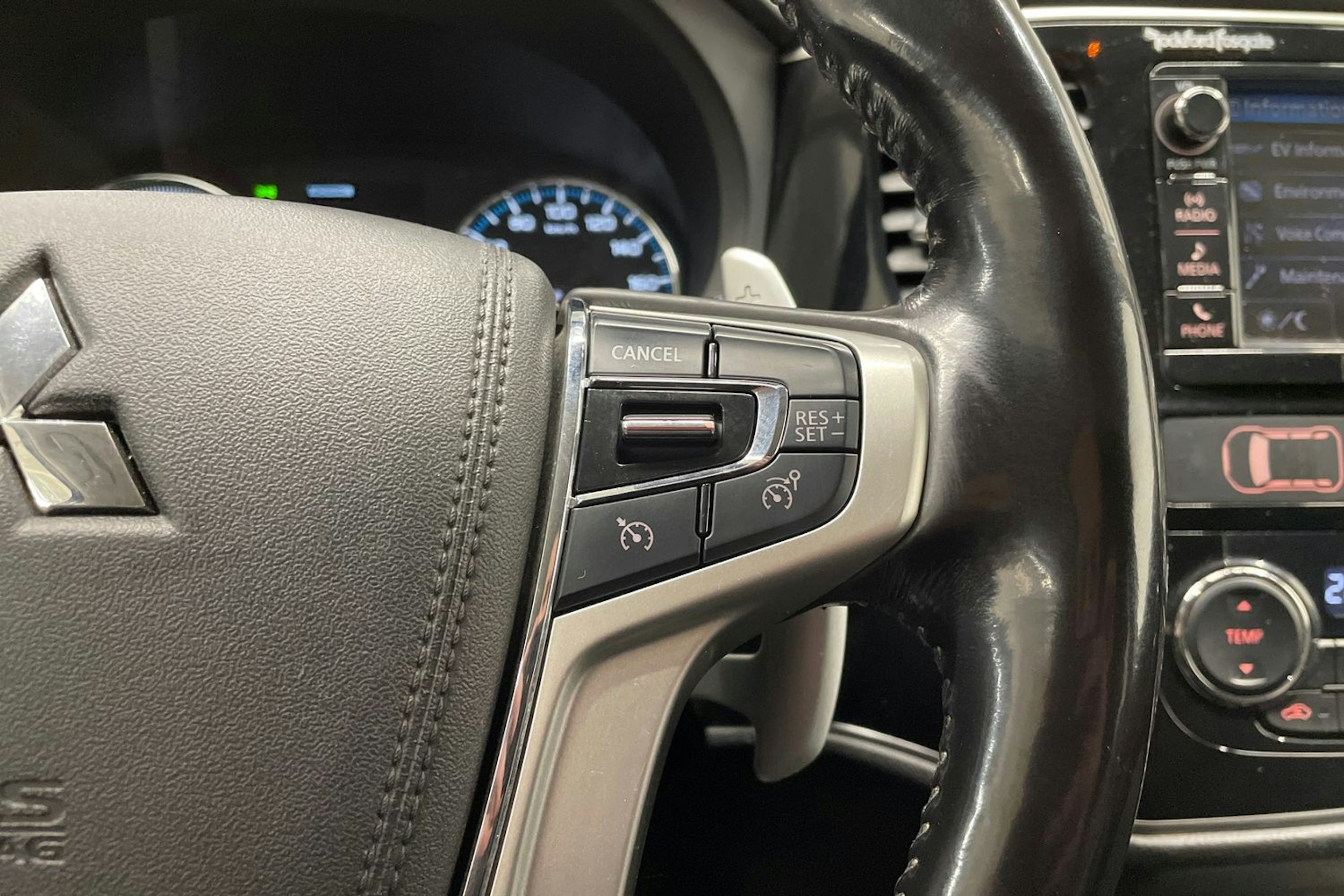 valkoinen Mitsubishi Outlander PHEV 2016 kuva 22.