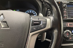 valkoinen Mitsubishi Outlander PHEV 2016 kuva 22.