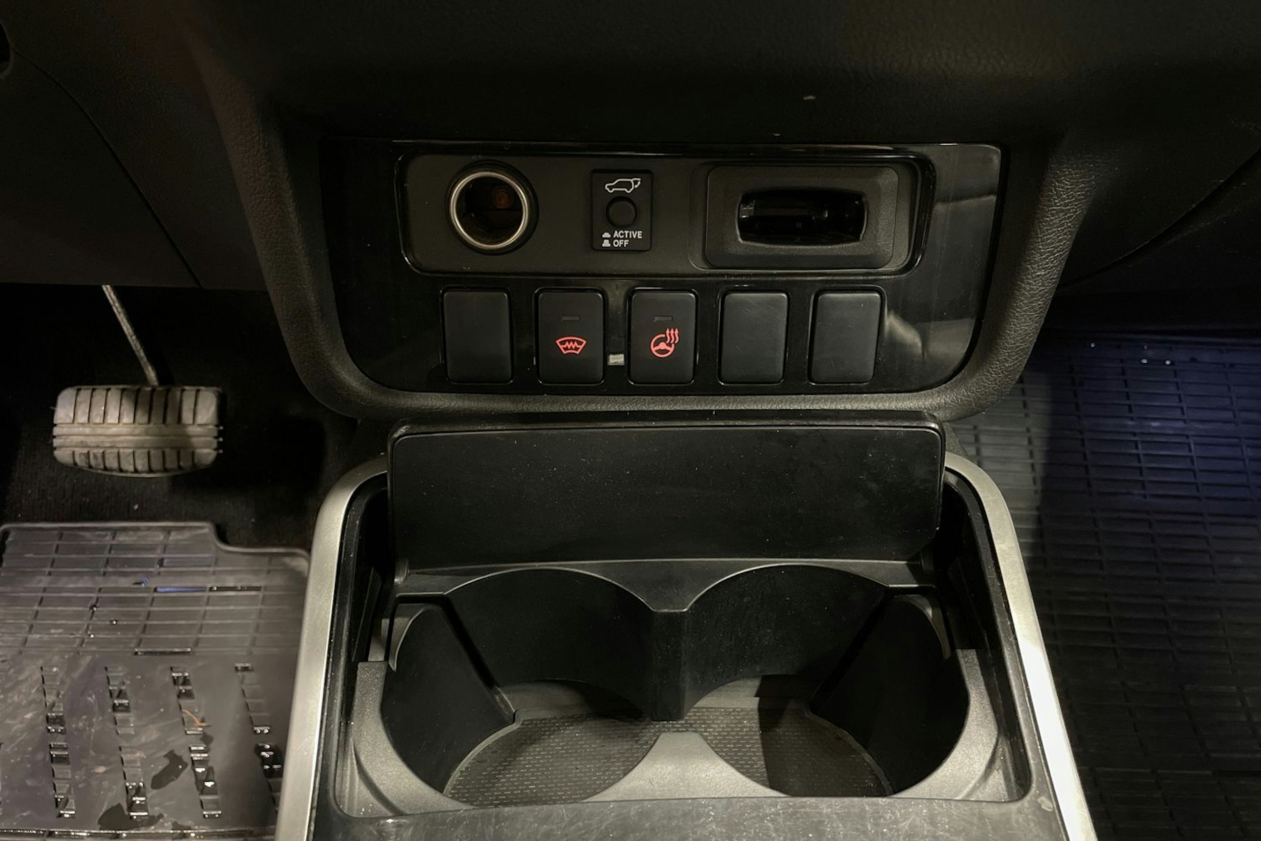 valkoinen Mitsubishi Outlander PHEV 2016 kuva 23.