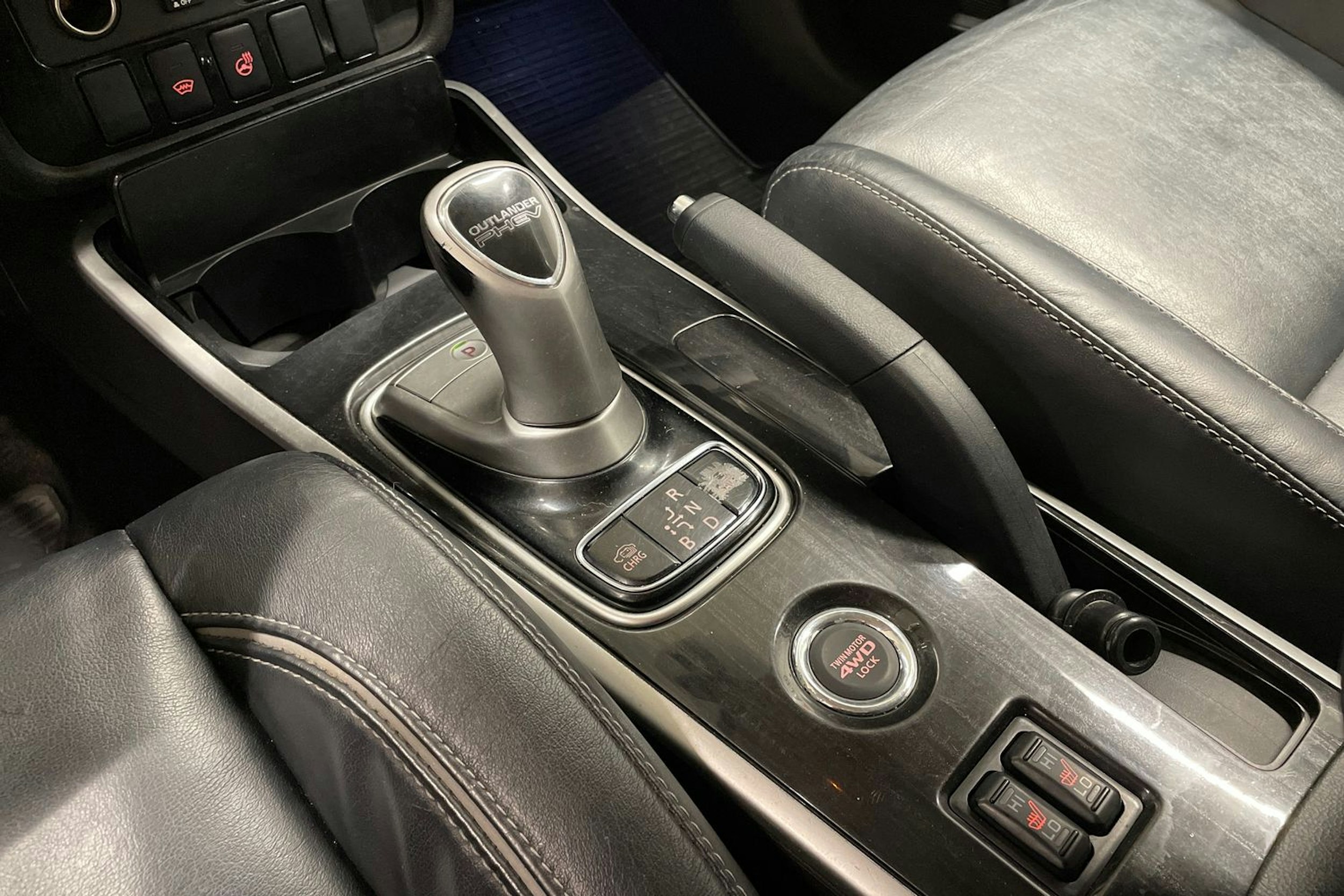 valkoinen Mitsubishi Outlander PHEV 2016 kuva 24.