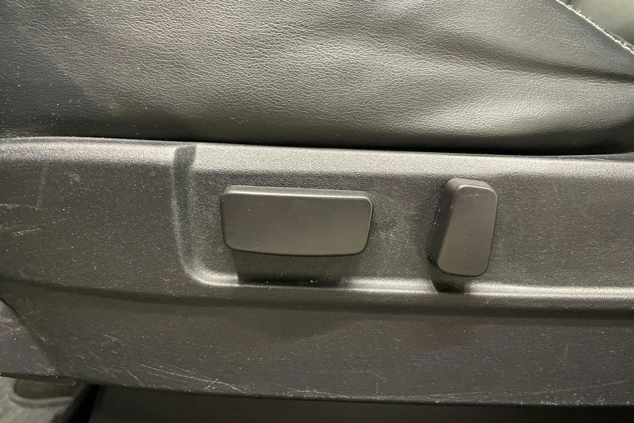 valkoinen Mitsubishi Outlander PHEV 2016 kuva 25.